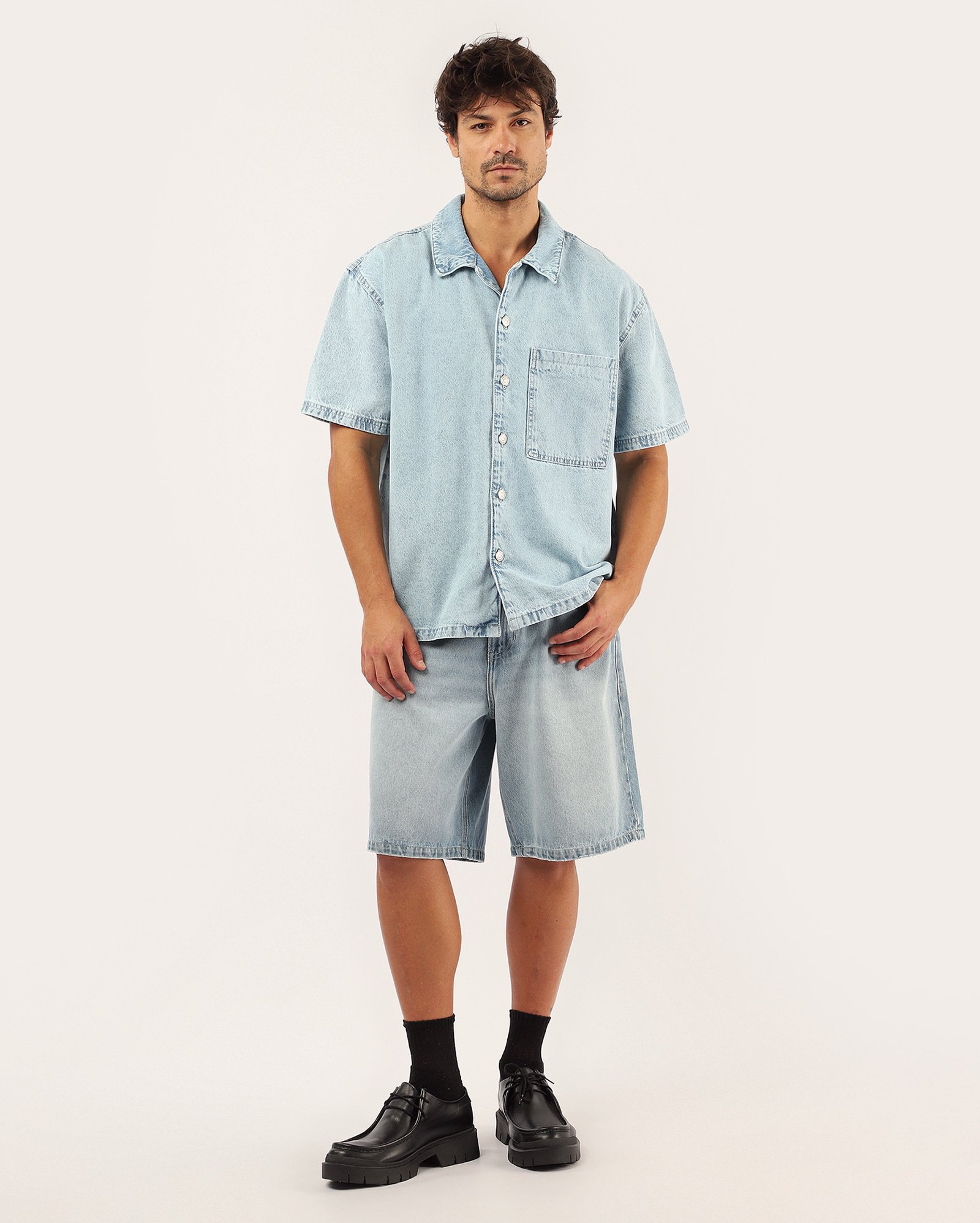 Camisa jeans com bolso denim claro