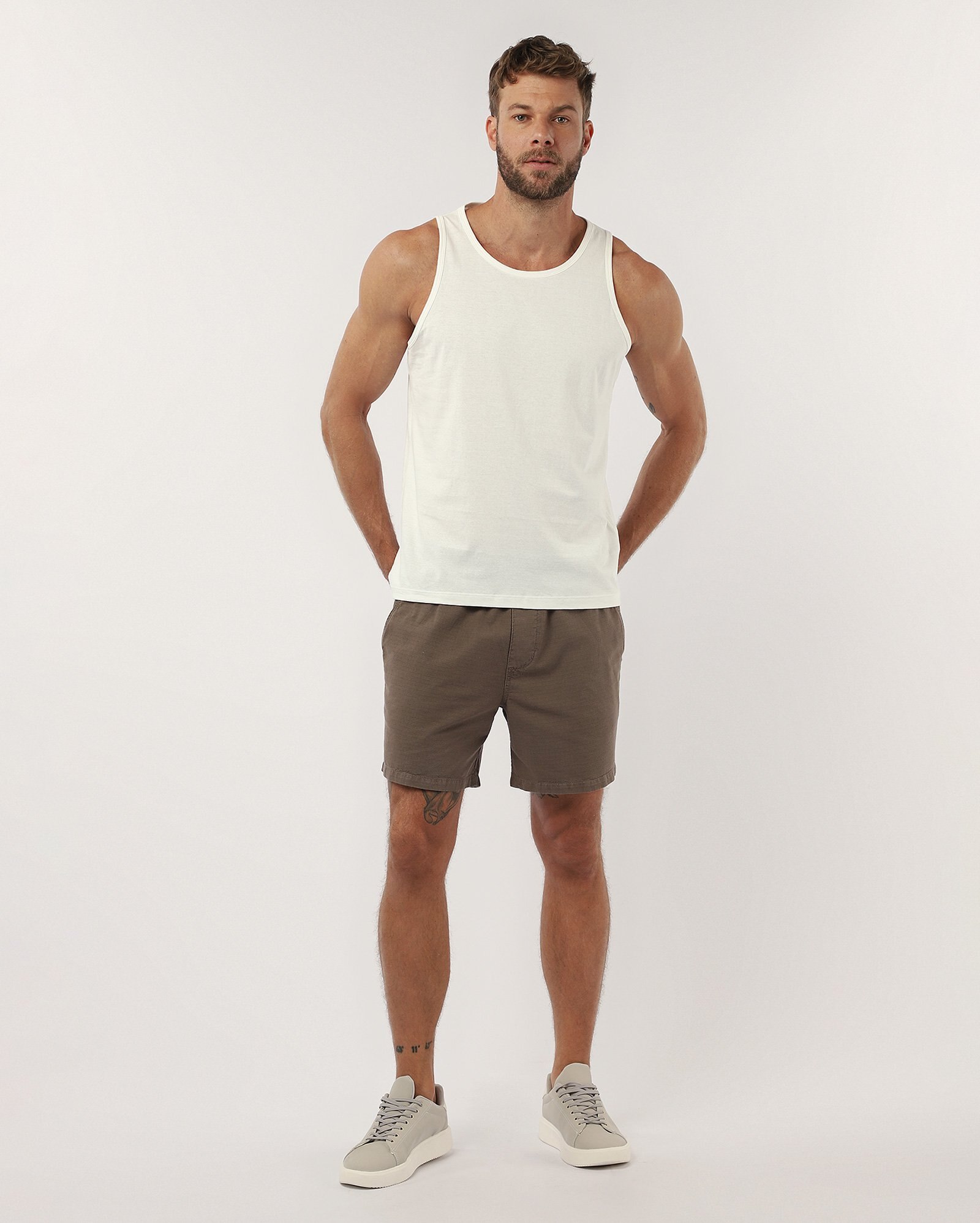 Bermuda sarja masculina com cós elástico e cordão bege | Pool Jeans