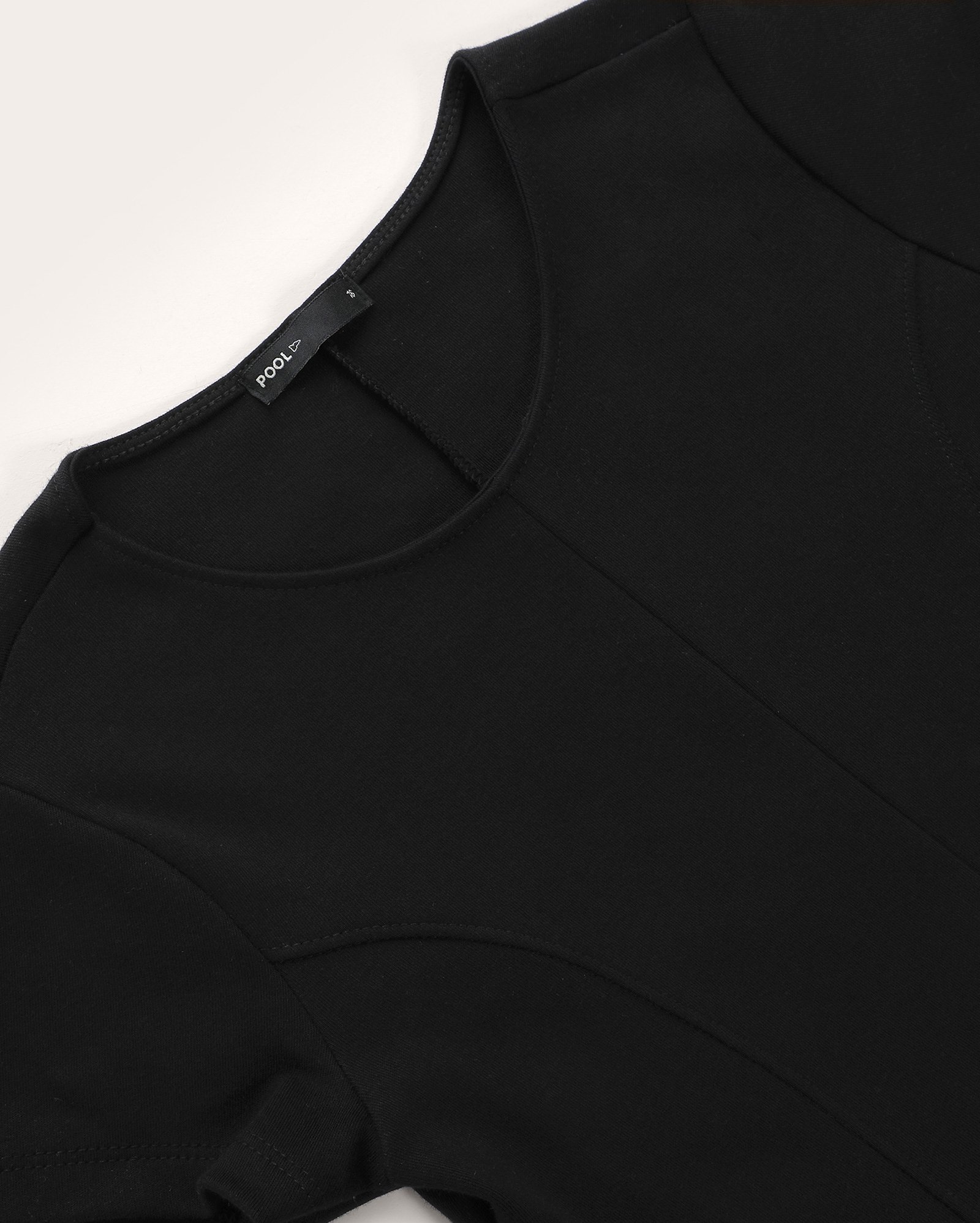 Vestido curto juvenil godê com recortes preto