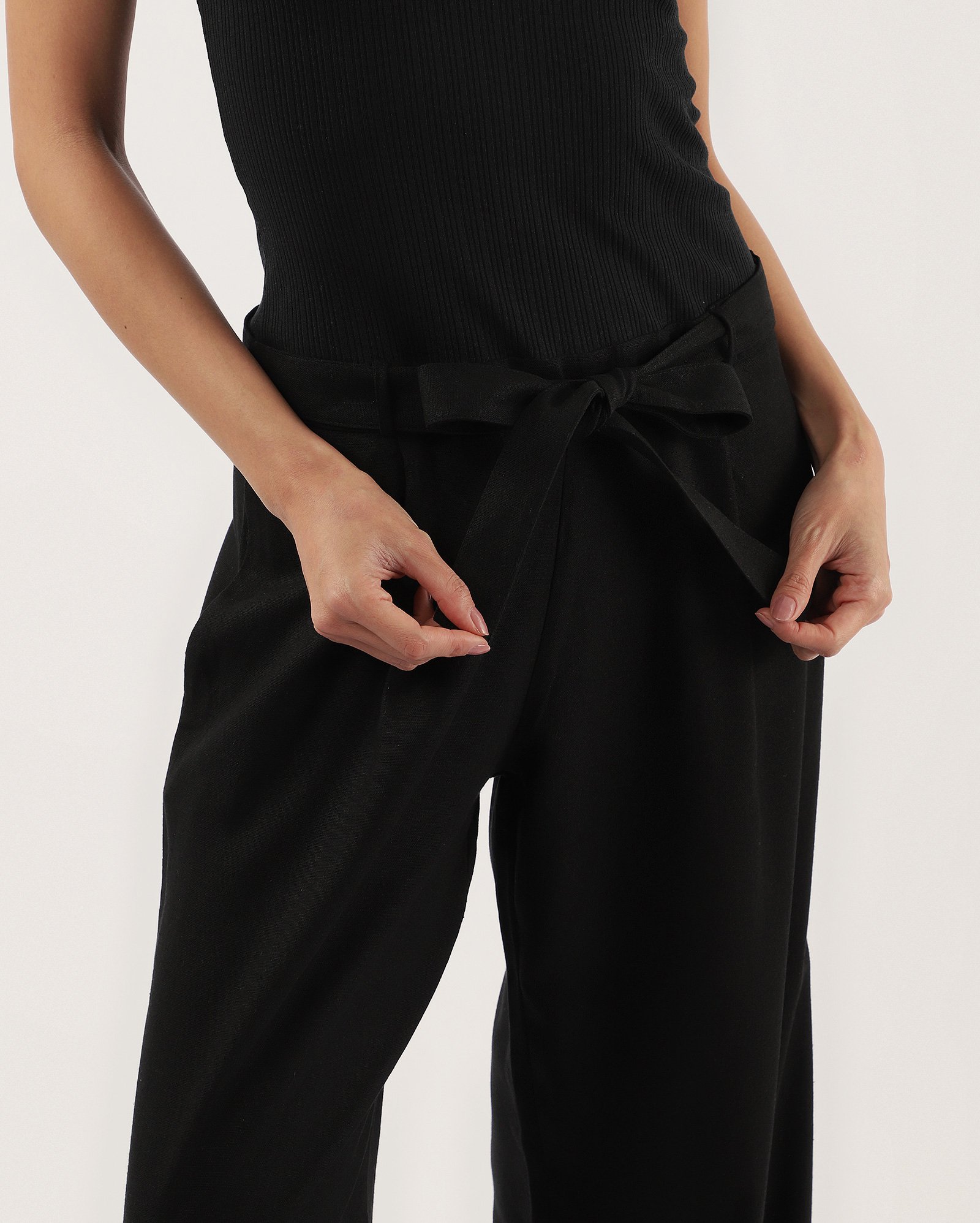 Macacão feminino em viscolinho com laço no cós preto | AK