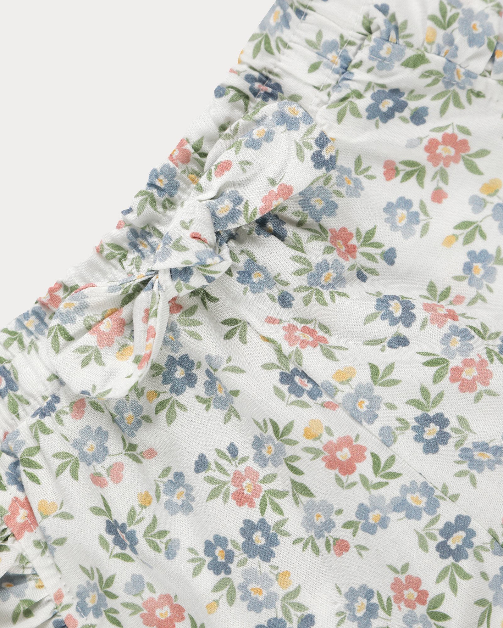Short bebê em malha floral com babados branco