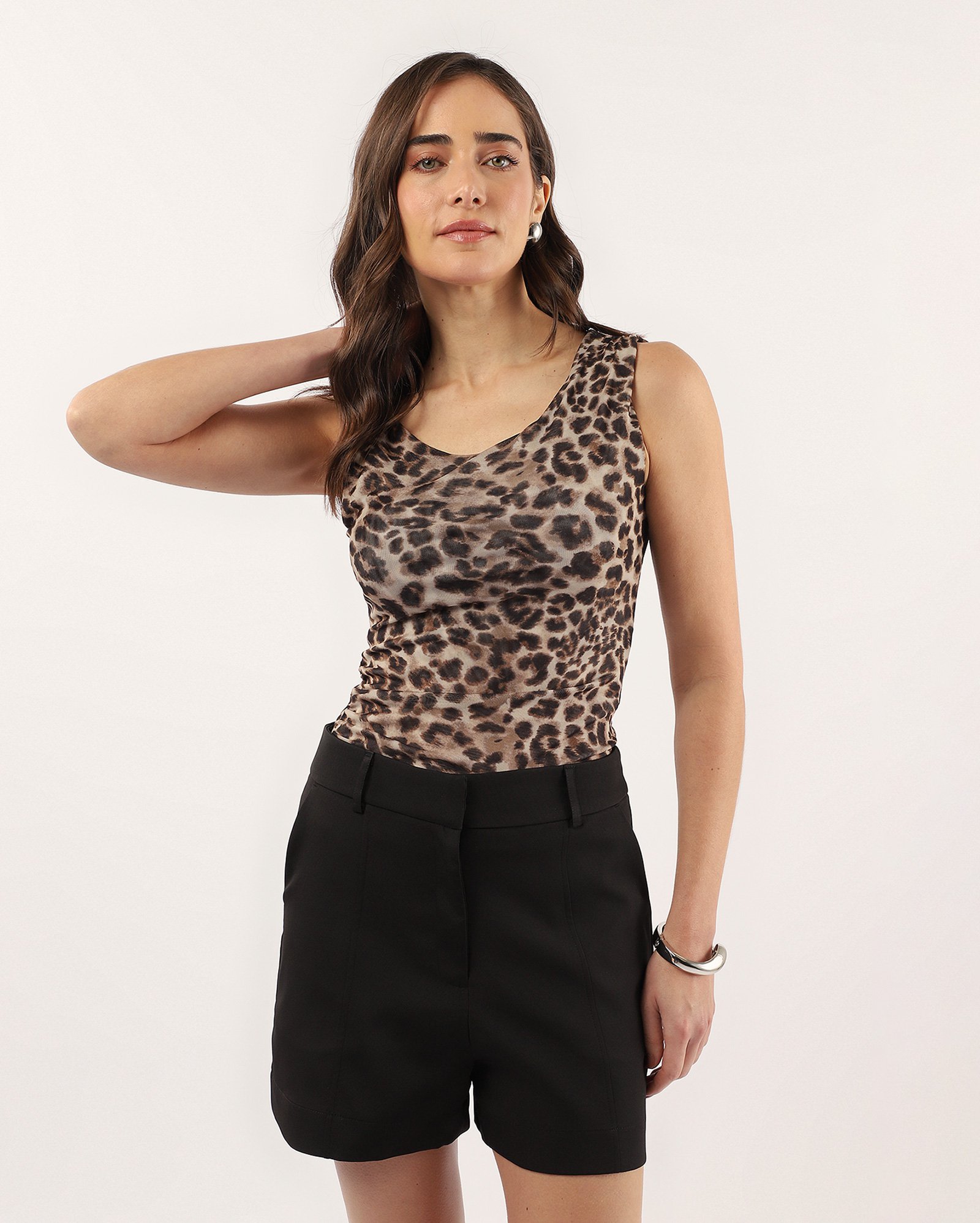 Short feminino reto alfaiatado preto