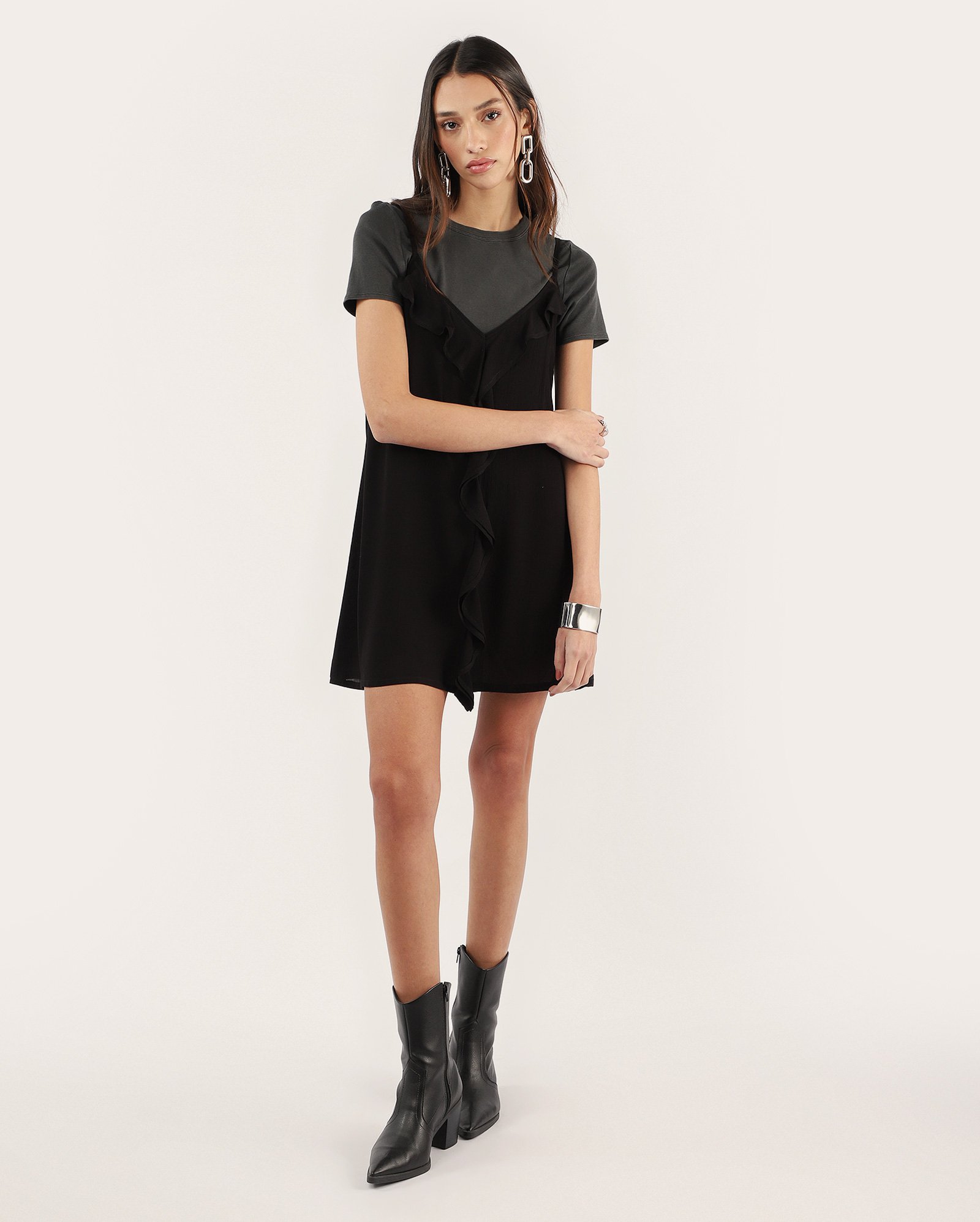 Vestido curto evasê em viscose com babado preto