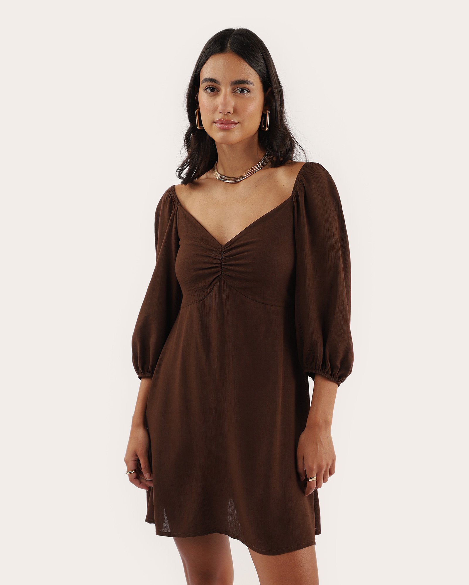 Vestido curto evasê em viscose manga bufante - Marrom Escuro