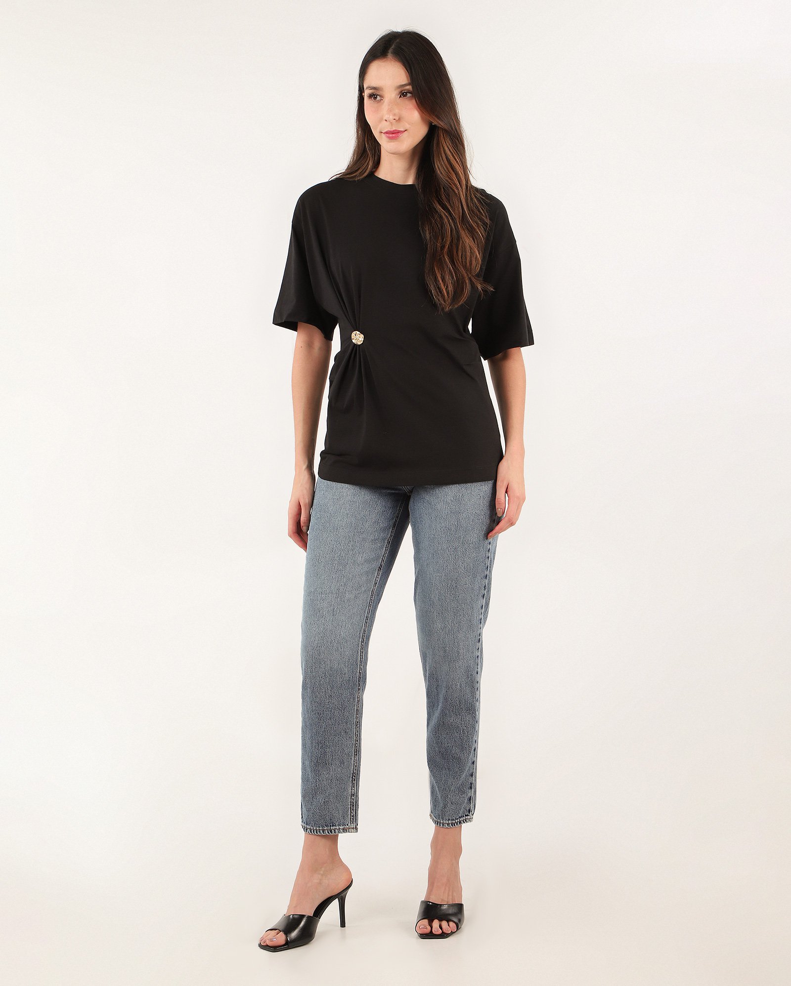 Blusa feminina ampla com botão martelado preta — foto 2