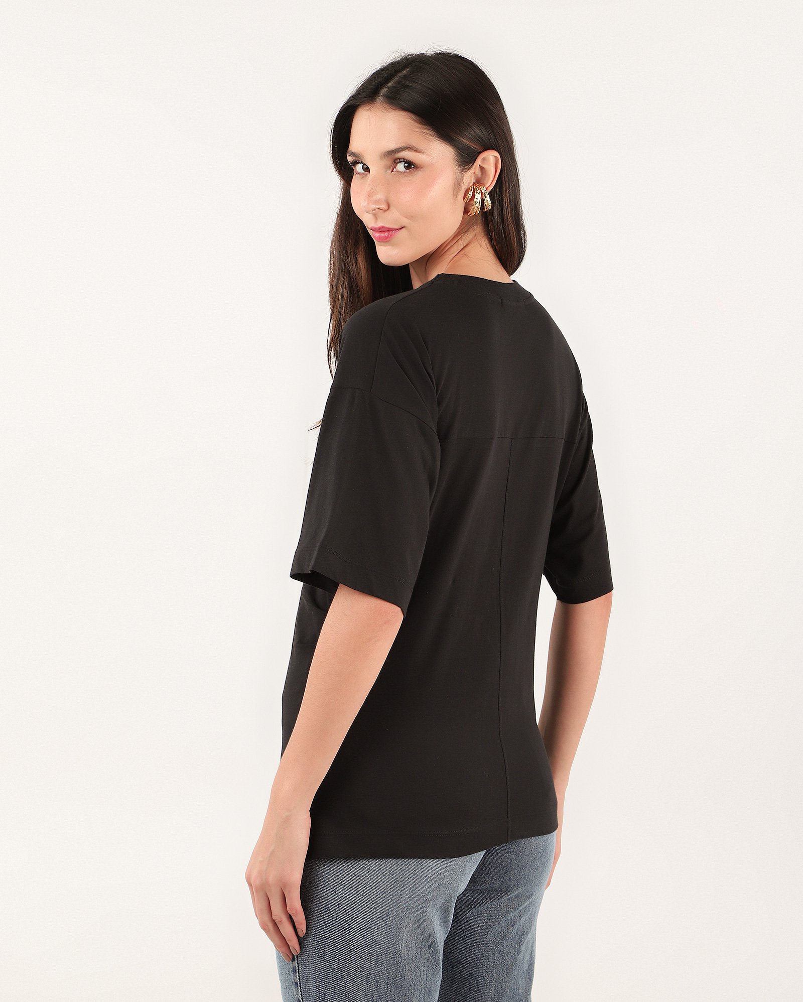 Blusa feminina ampla com botão martelado preta — foto 4