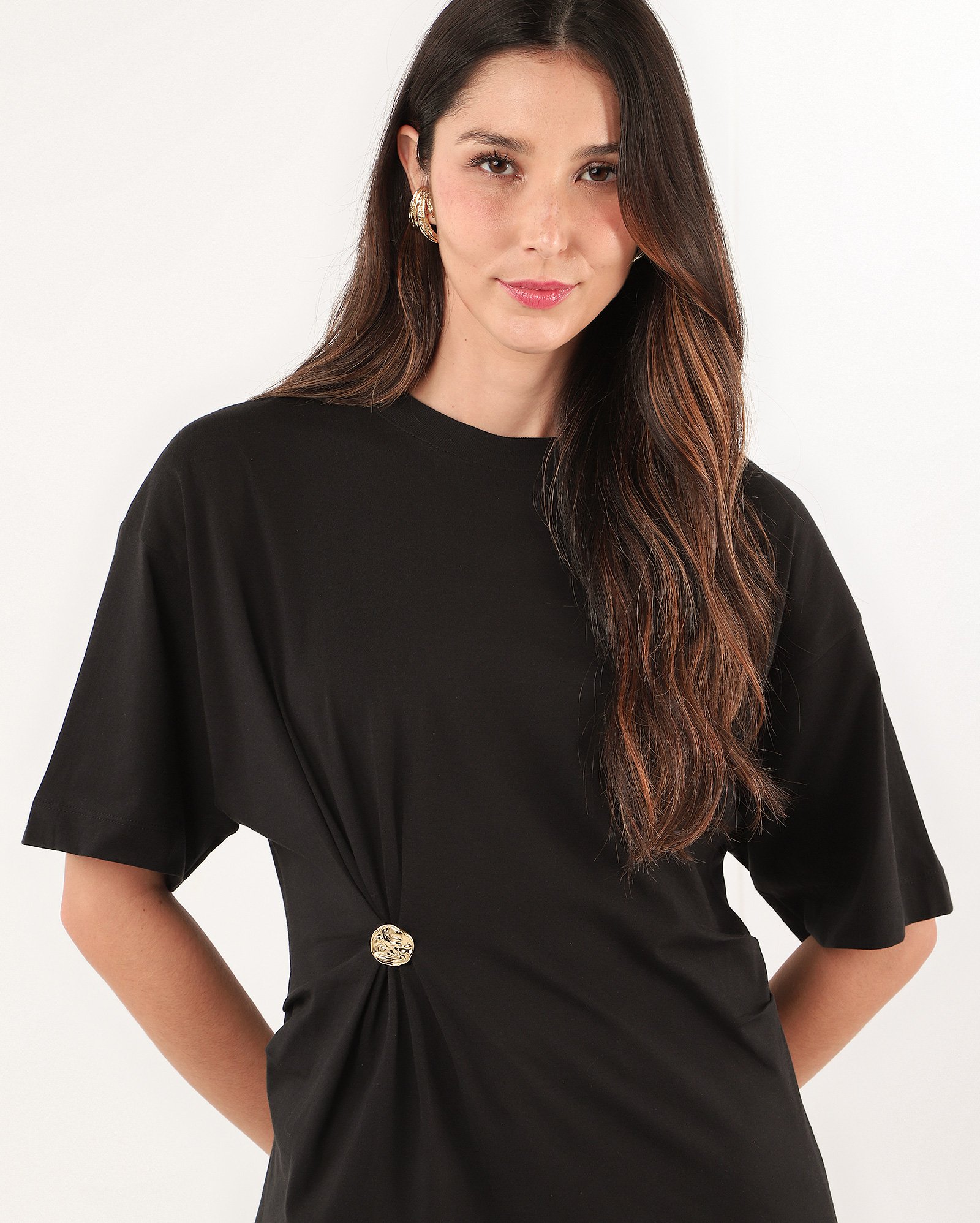Blusa feminina ampla com botão martelado preta — foto 3