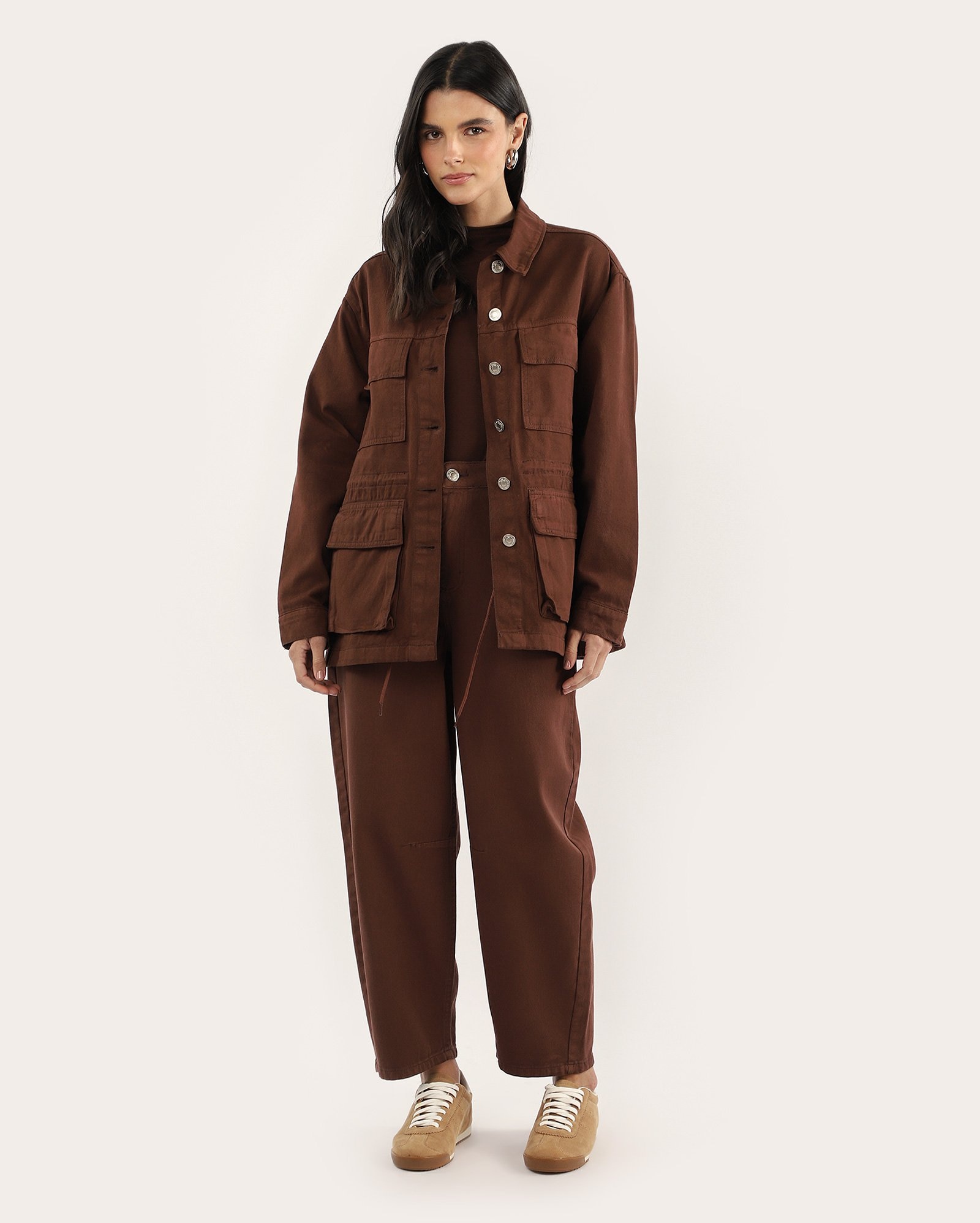 Jaqueta parka sarja feminina bolsos cargo marrom | Pool Jeans