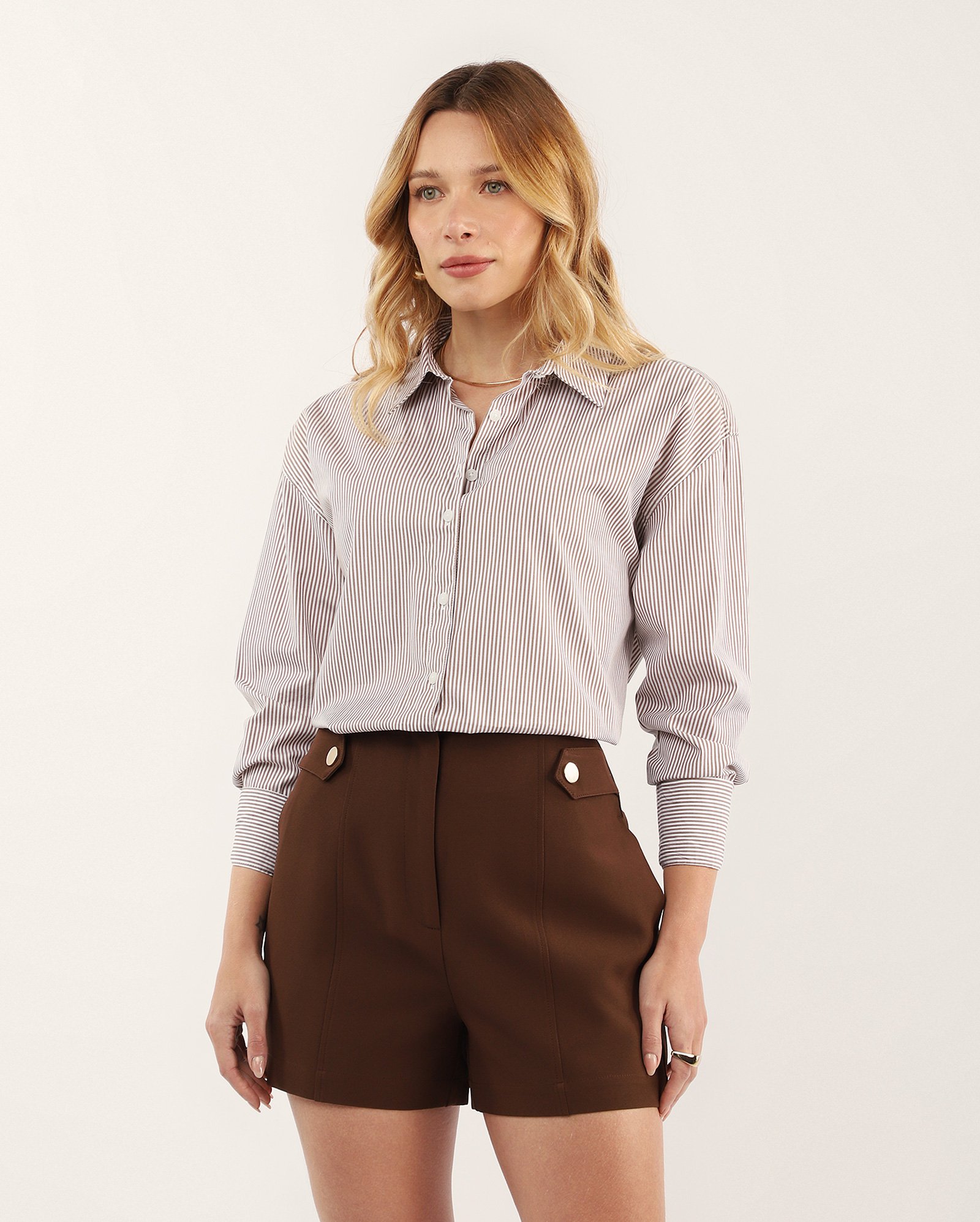 Short feminino reto alfaiatado com botões decorativos - Marrom Escuro
