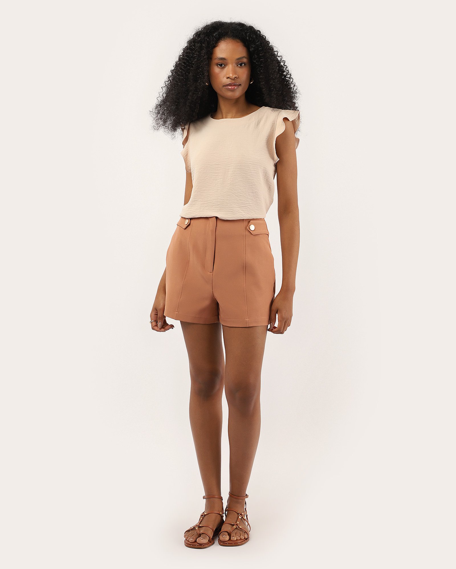 Short feminino reto alfaiatado com botões decorativos - Marrom Claro