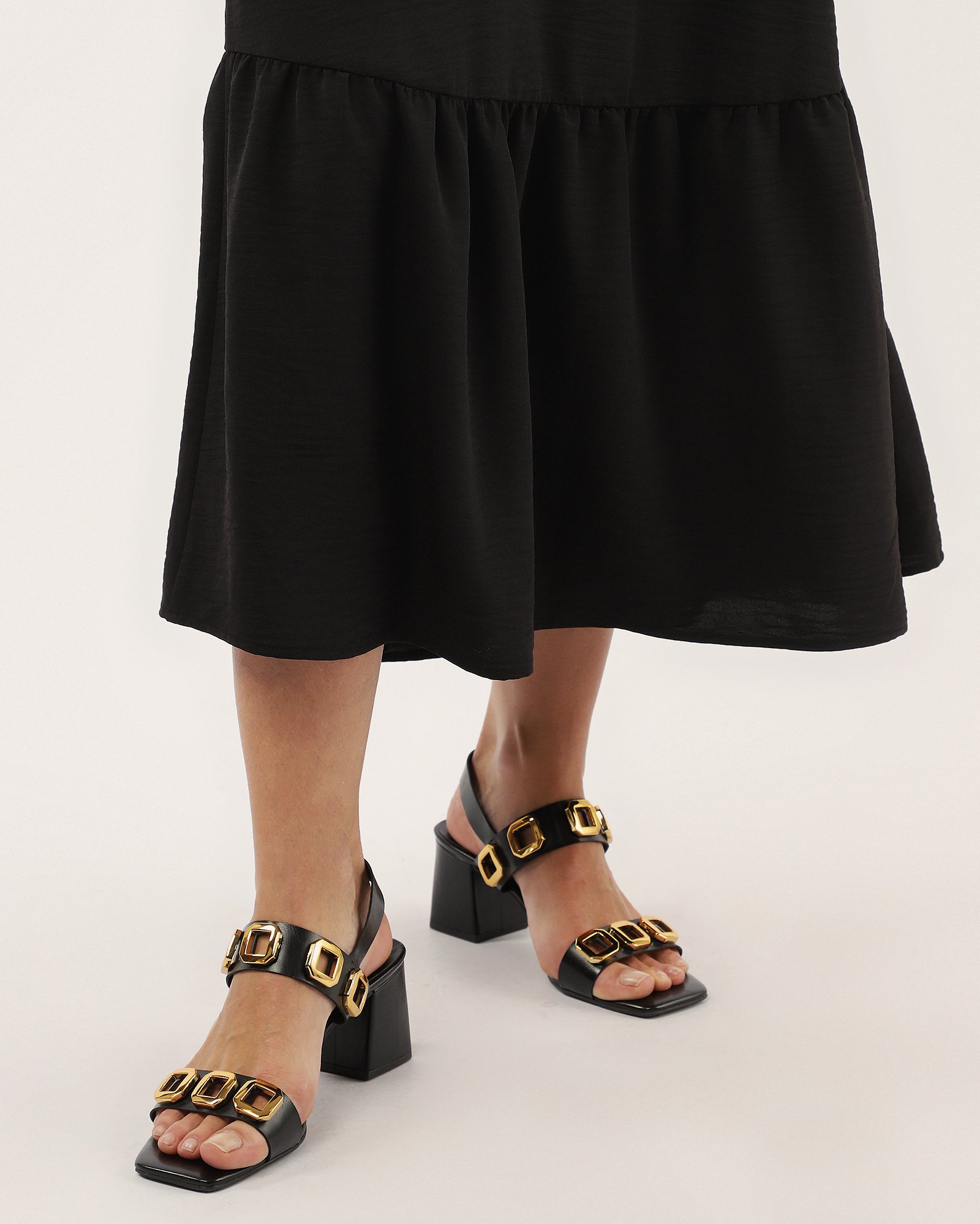 Vestido midi evasê com alças finas - Preto | AK — foto 2