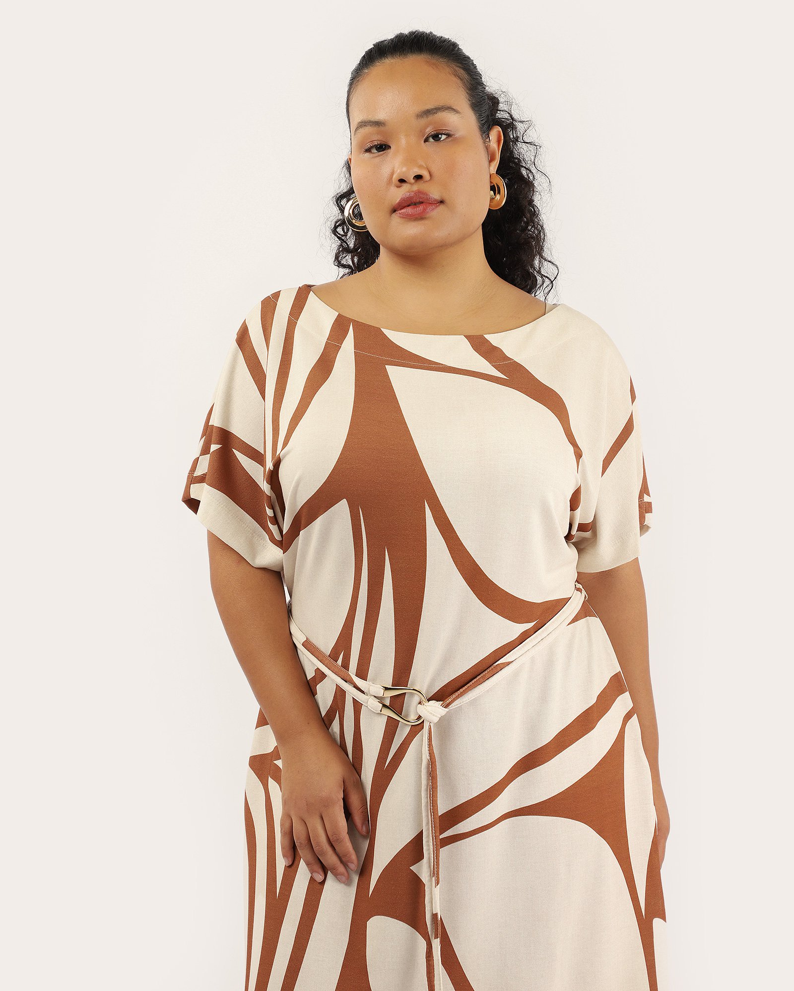 Vestido midi plus size evasê abstrato com cinto bege