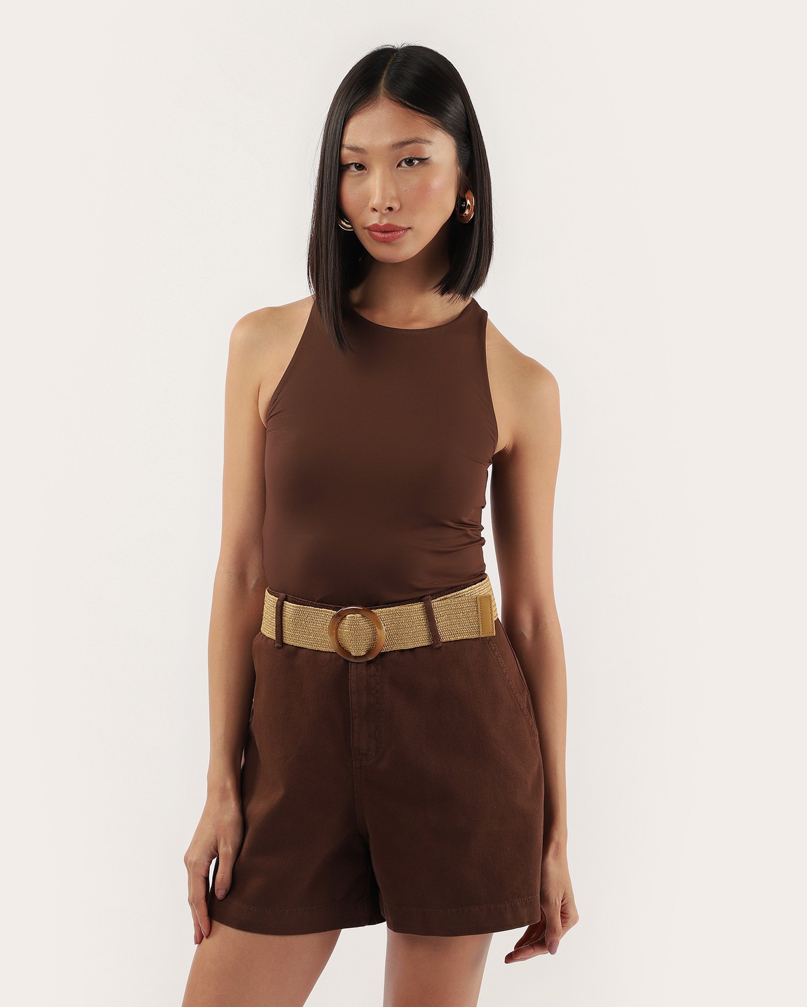 Short sarja feminino chino com cinto - Marrom | Pool Jeans