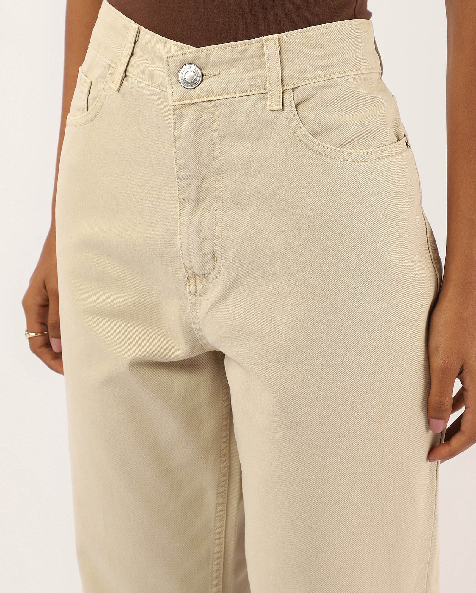 Calça sarja feminina mom cintura alta bege | Pool Jeans