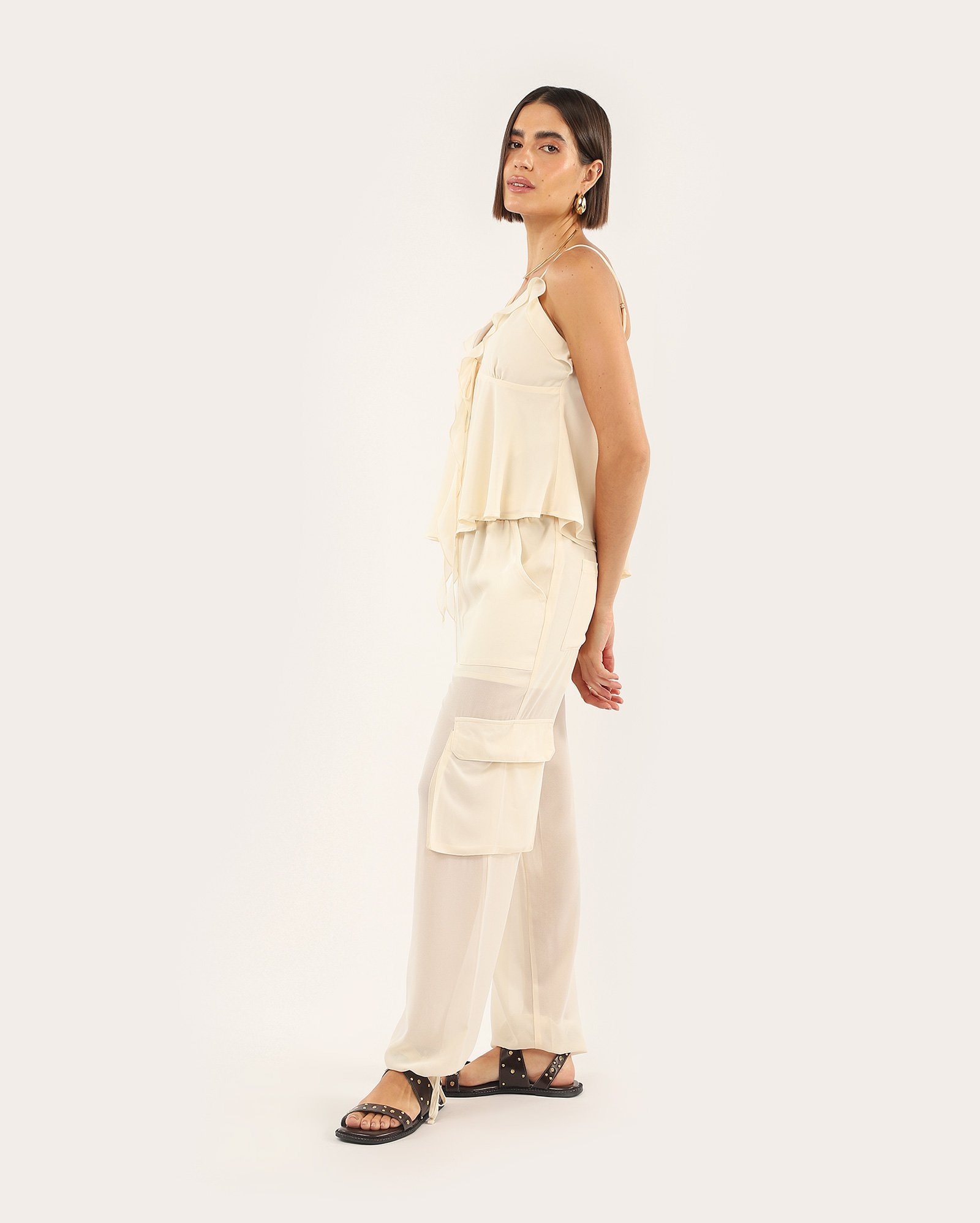 Calça feminina em tule com bolsos cargo - bege