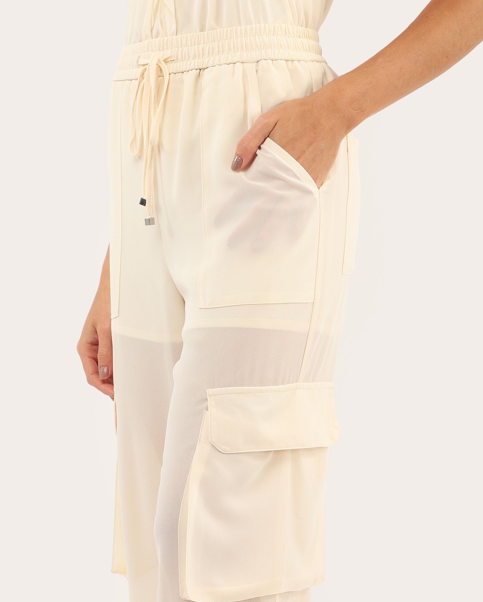 Calça feminina em tule com bolsos cargo - bege