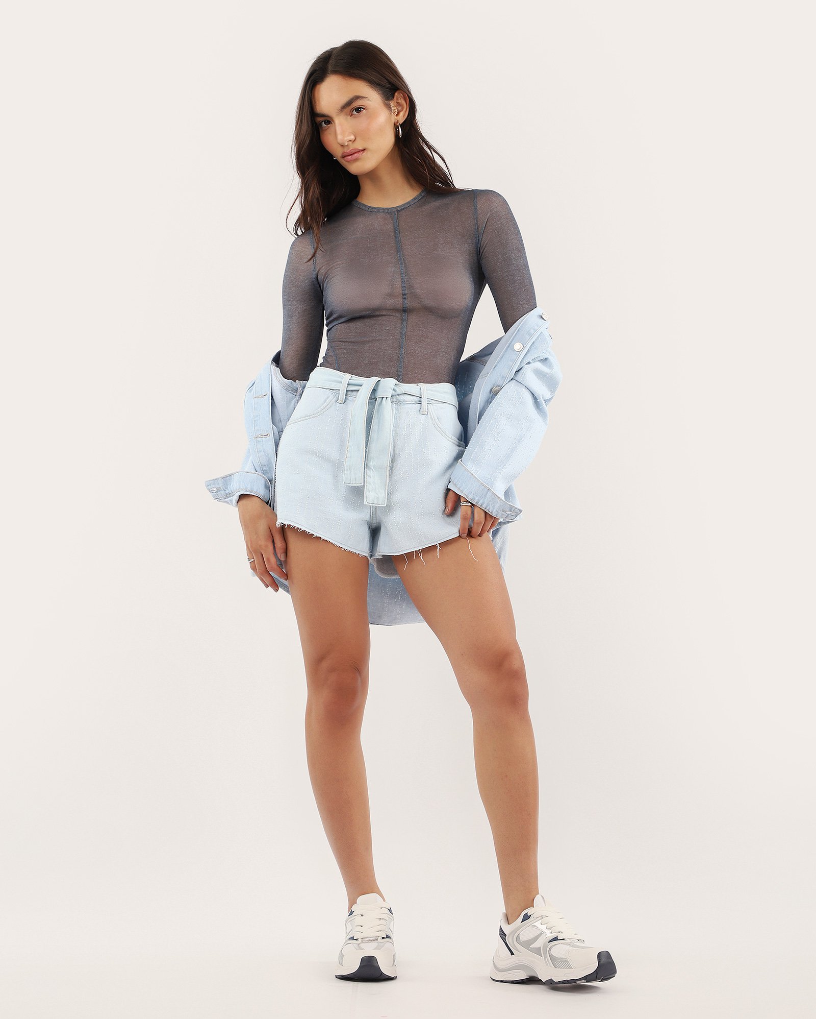 Short jeans feminino regular com faixa e puídos denim claro | Pool Jeans