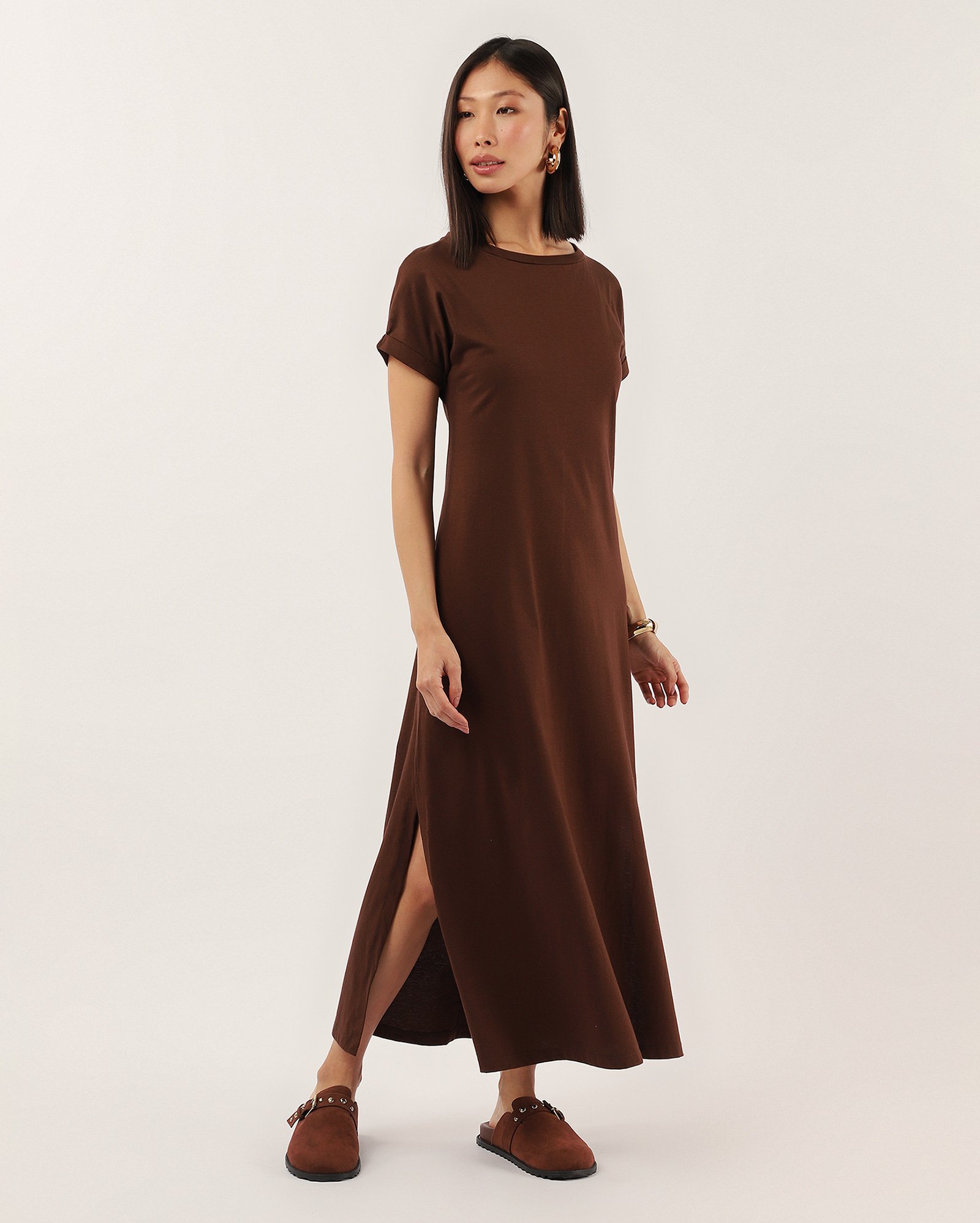 Vestido midi evasê manga dobrada com fenda Patrícia marrom