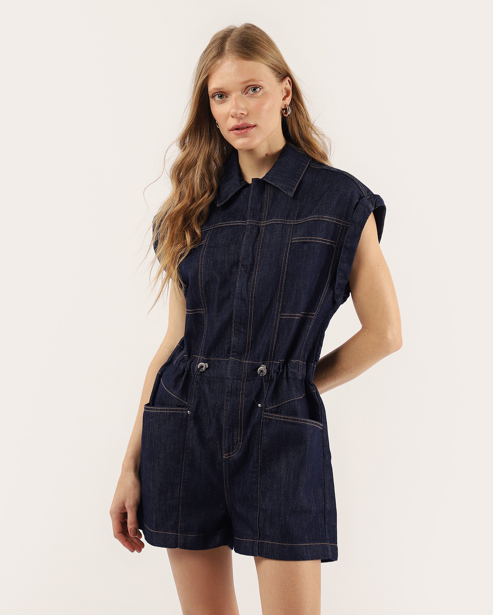 Macaquinho jeans feminino com ajuste denim escuro | Pool Jeans