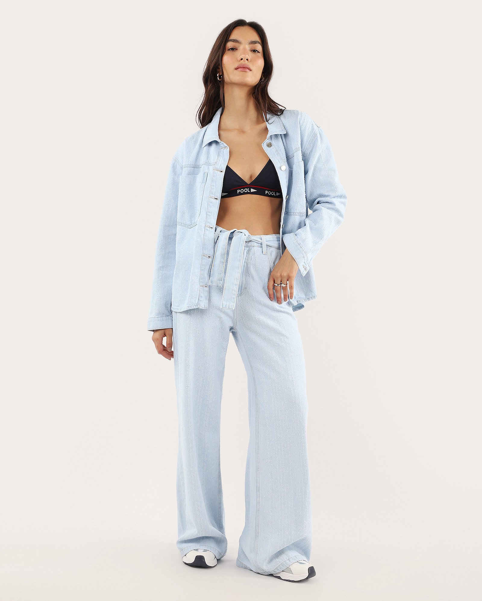 Calça jeans feminina wide leg com faixa e puídos denim claro | Pool Jeans