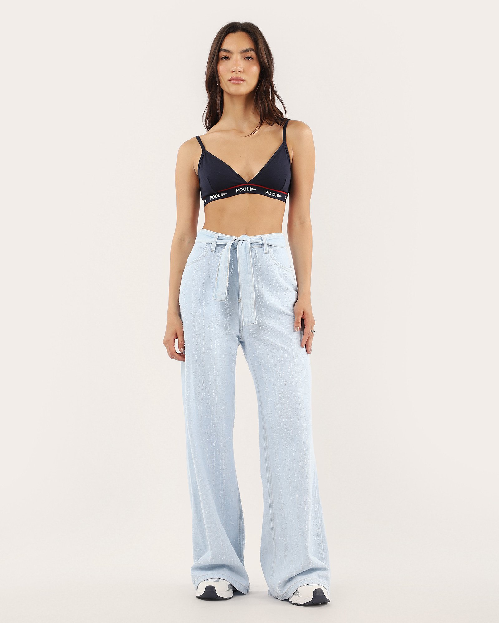 Calça jeans feminina wide leg com faixa e puídos denim claro | Pool Jeans