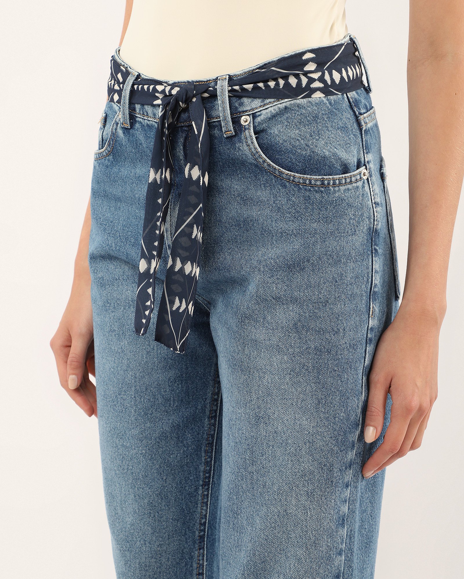 Calça jeans feminina reta com faixa de amarração - denim médio | Pool Jeans