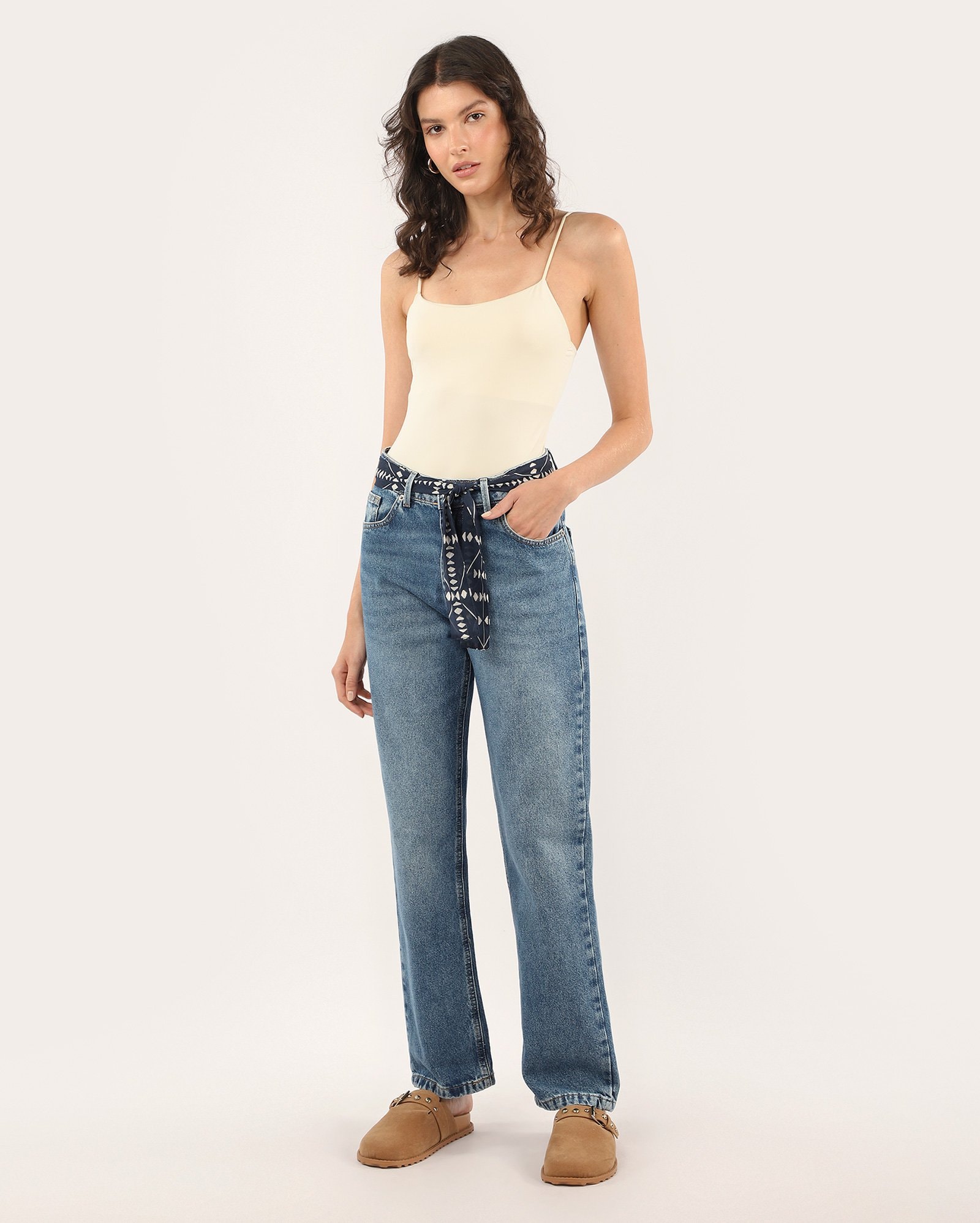 Calça jeans feminina reta com faixa de amarração - denim médio | Pool Jeans