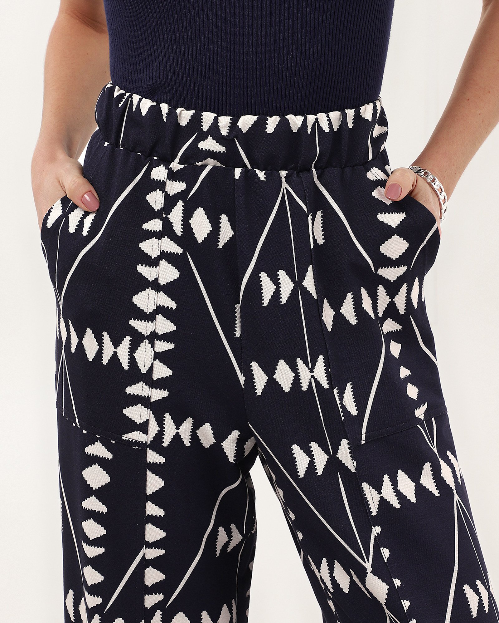 Calça feminina reta em viscose losangos azul | AK by Riachuelo