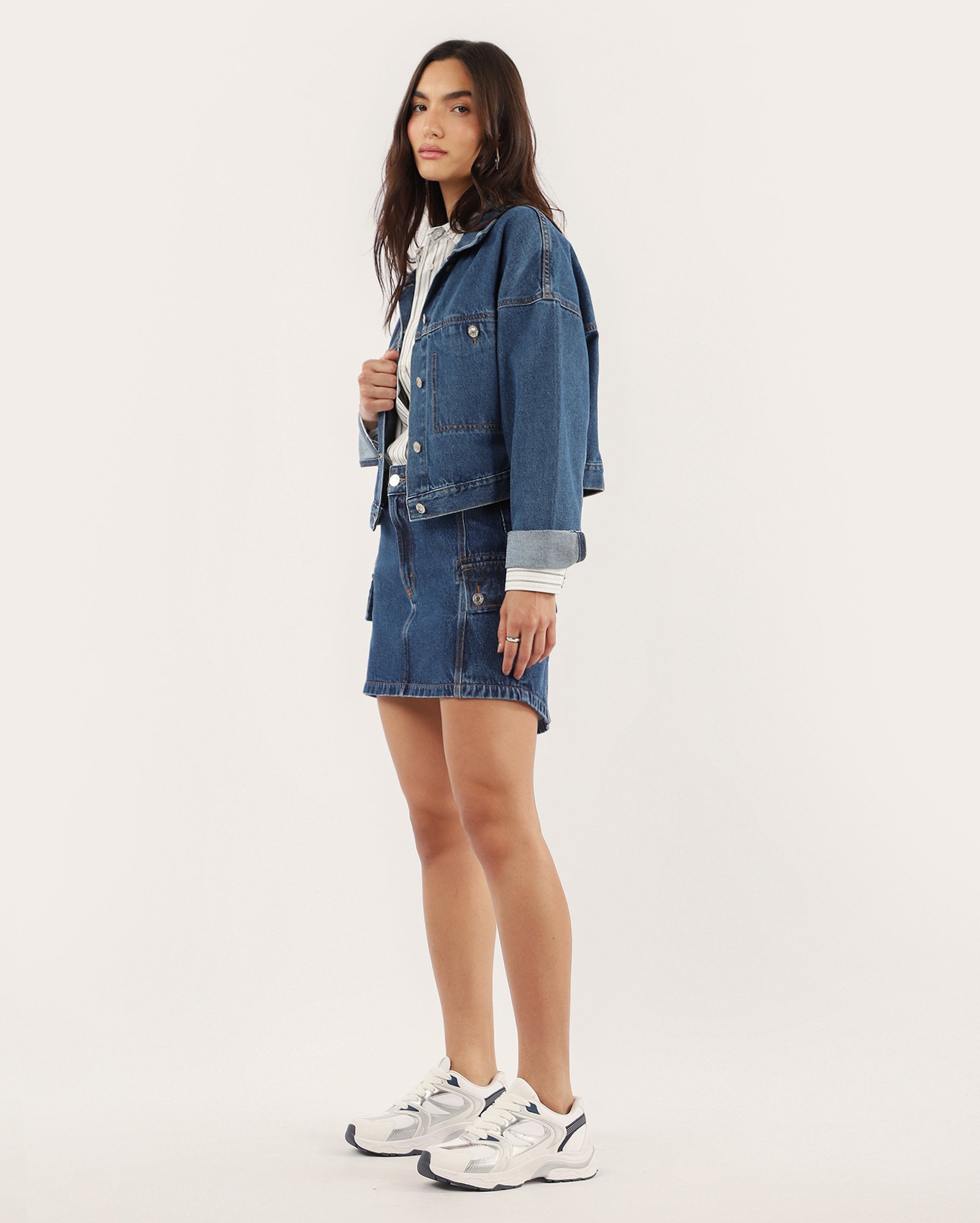 Jaqueta cropped jeans com bolsos denim médio | Pool Jeans