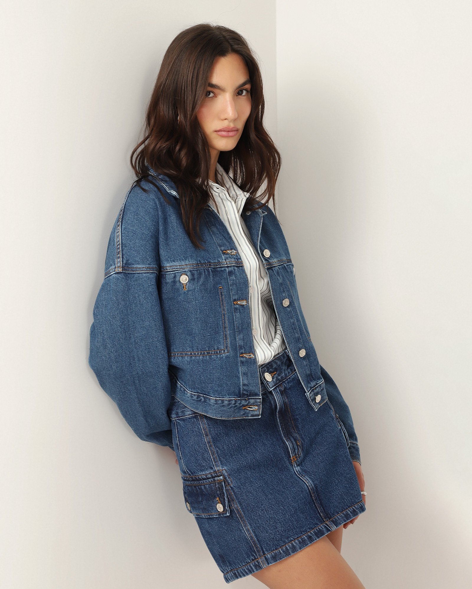 Jaqueta cropped jeans com bolsos denim médio | Pool Jeans