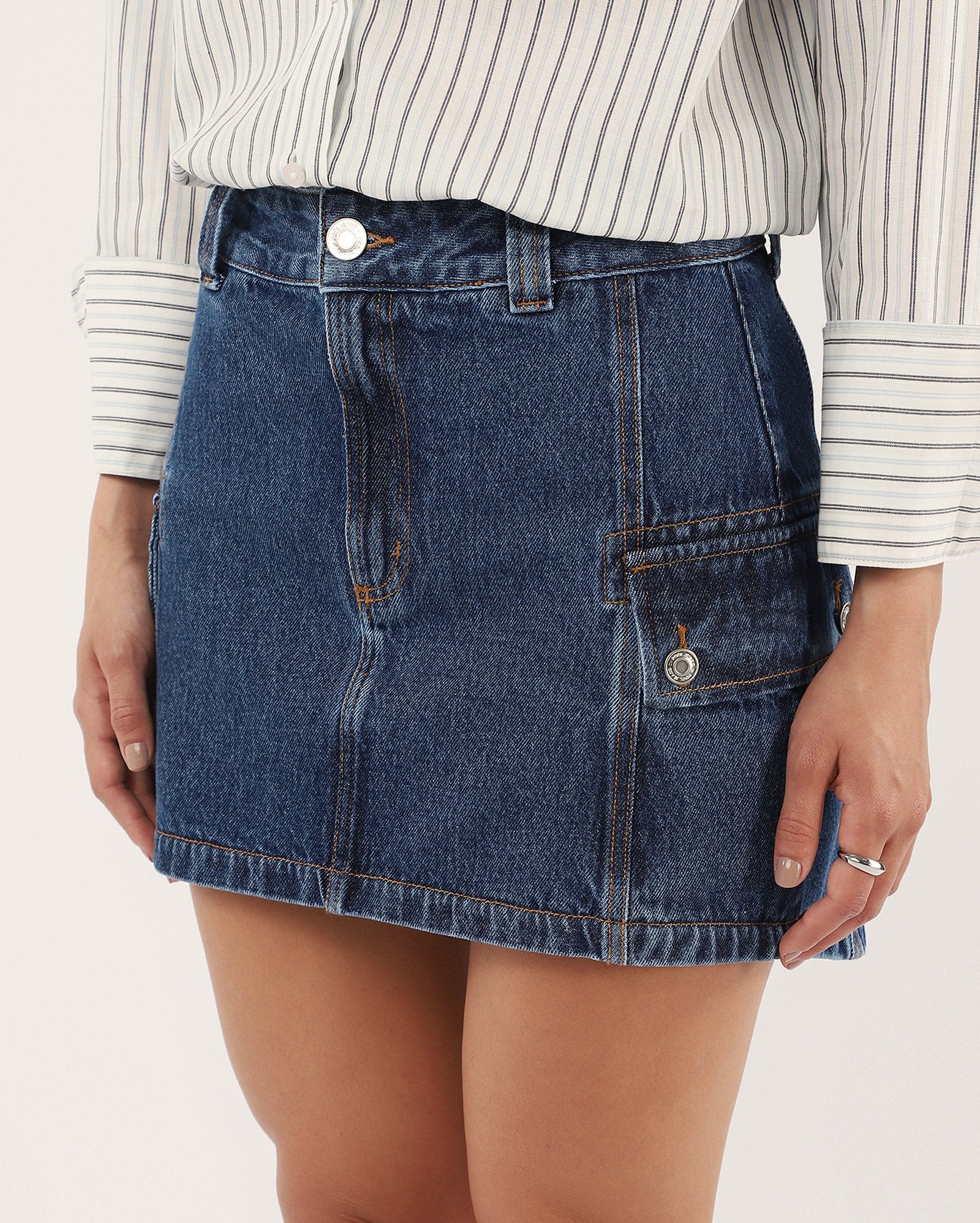 Mini saia jeans cargo denim escuro | Pool Jeans — foto 3
