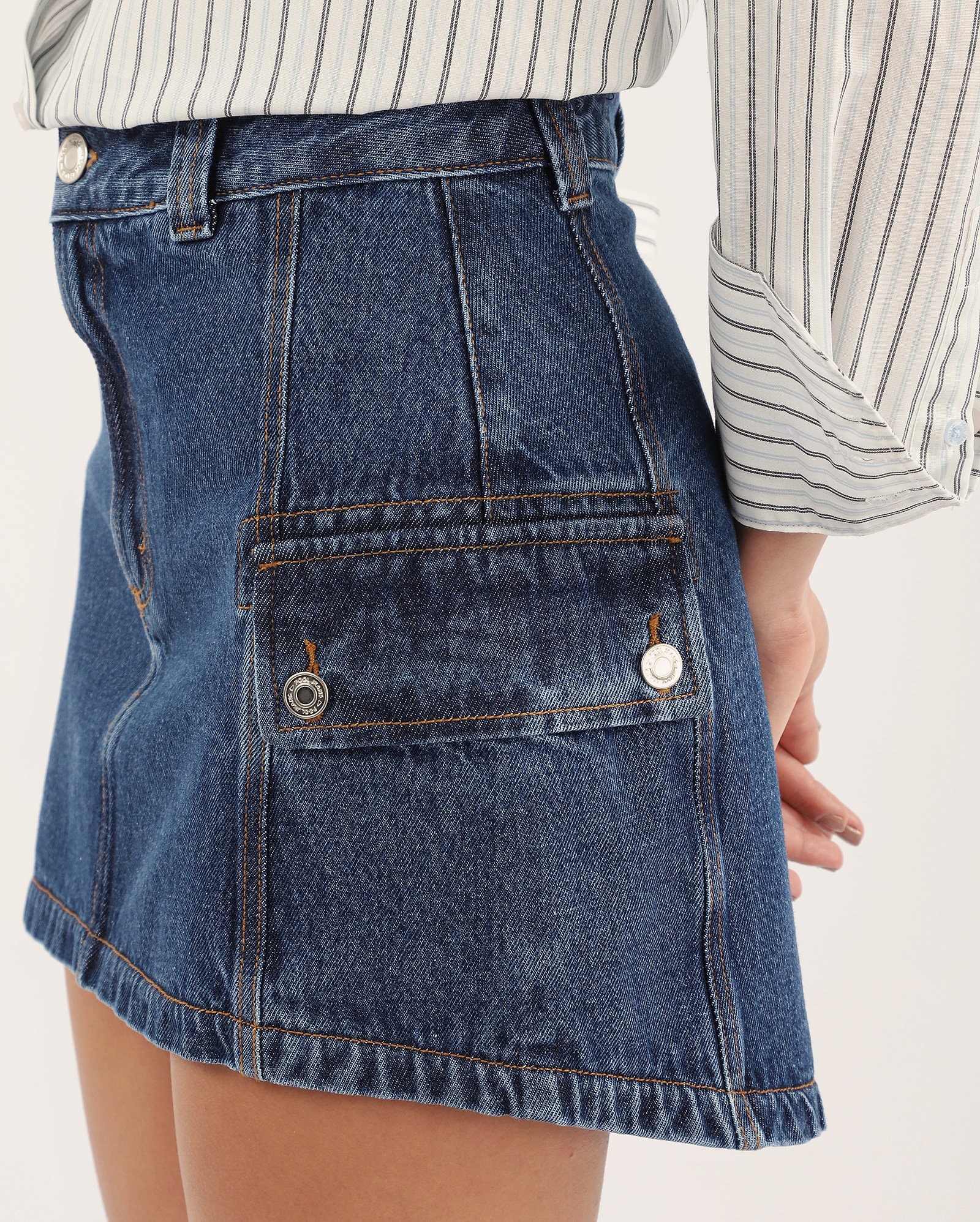 Mini saia jeans cargo denim escuro | Pool Jeans — foto 4
