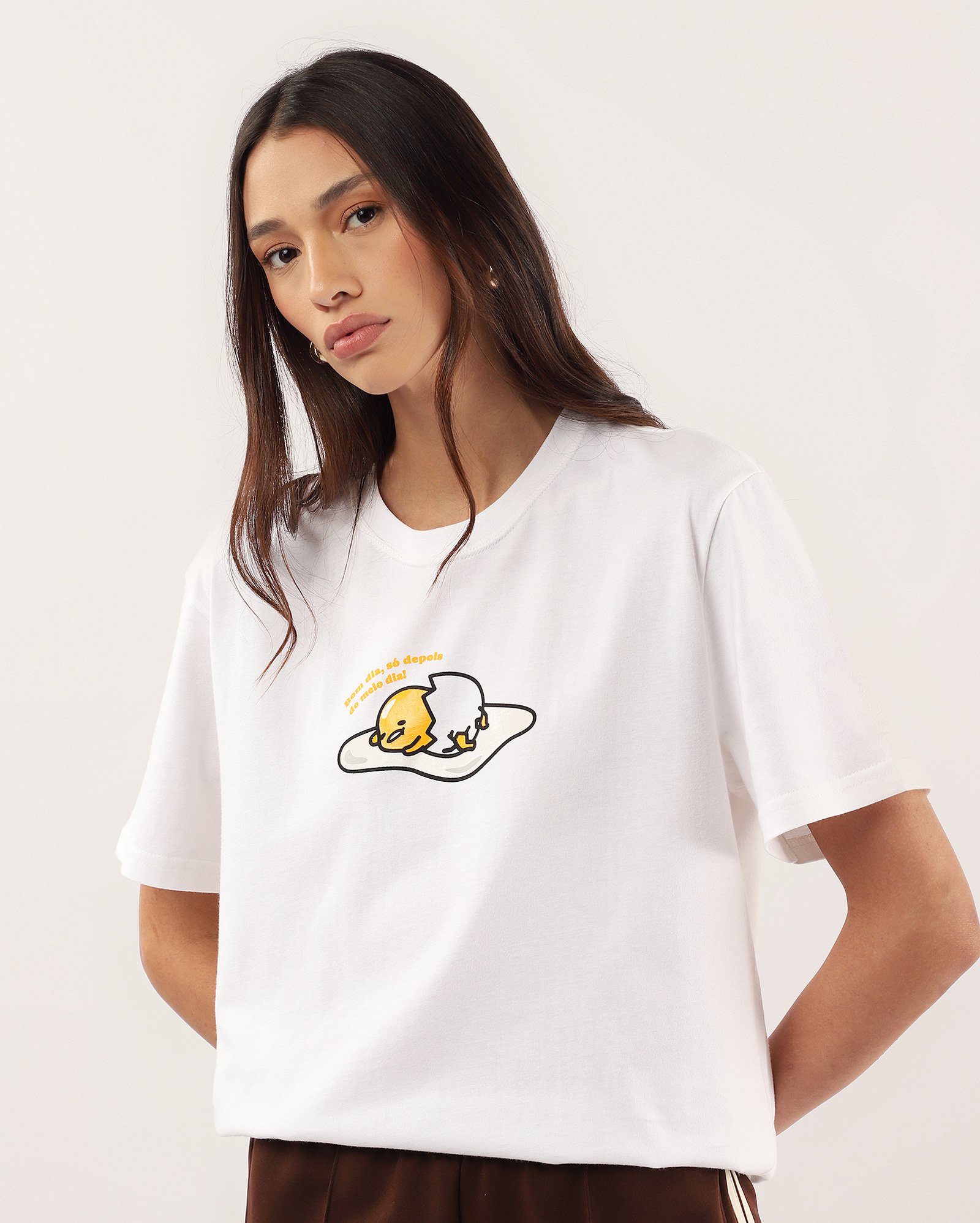 Camiseta feminina regular Gudetama branca | FANLAB