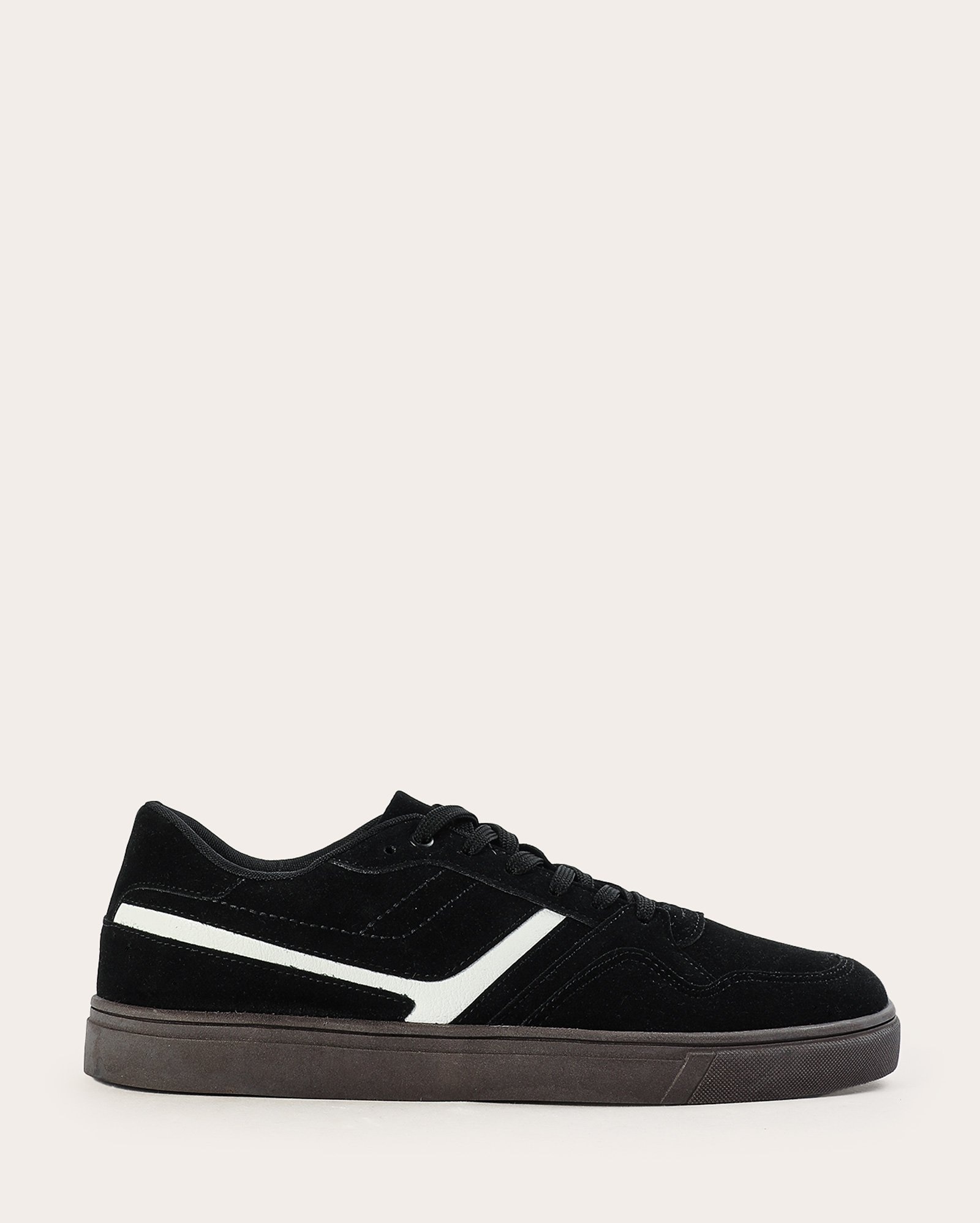 Tênis masculino casual em suede detalhe contrastante preto