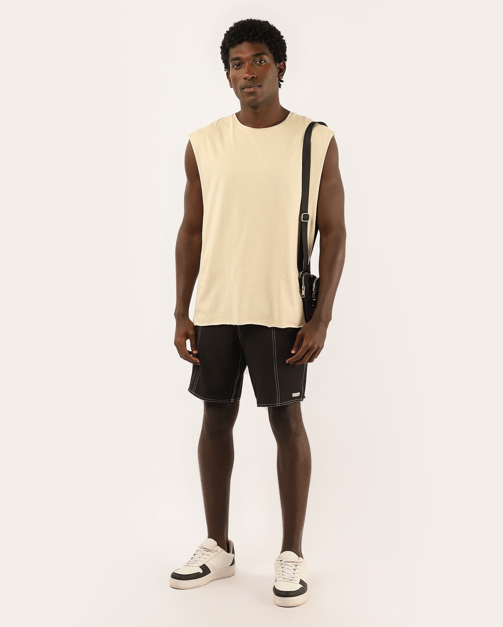 Bermuda surf masculina com cordão e bolso cargo preta
