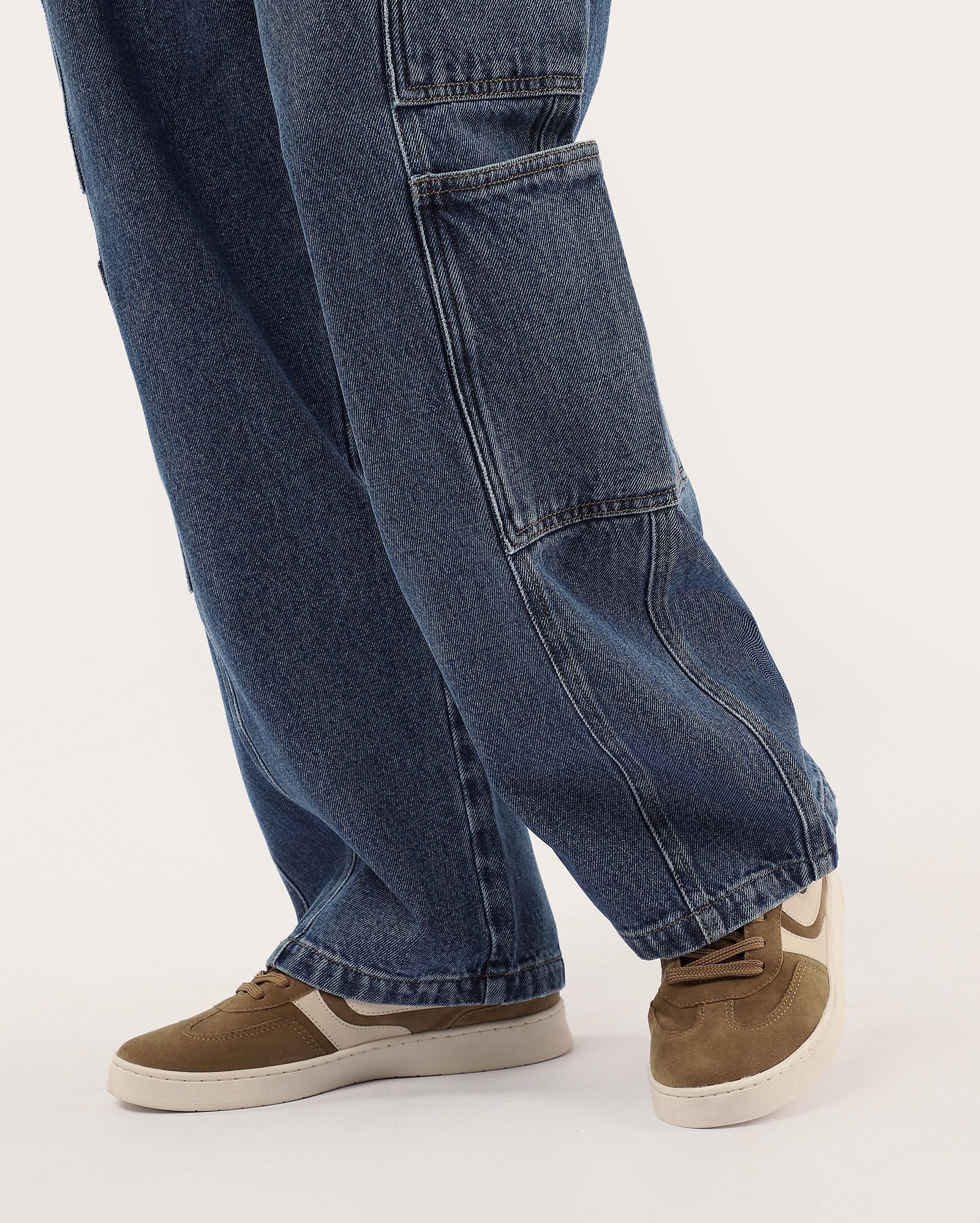 Tênis masculino em suede detalhe contrastante marrom