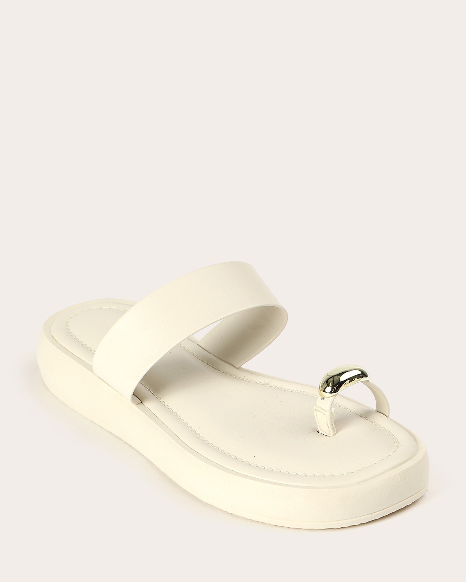Sandália rasteira feminina com detalhe metalizado dedo - Off-white