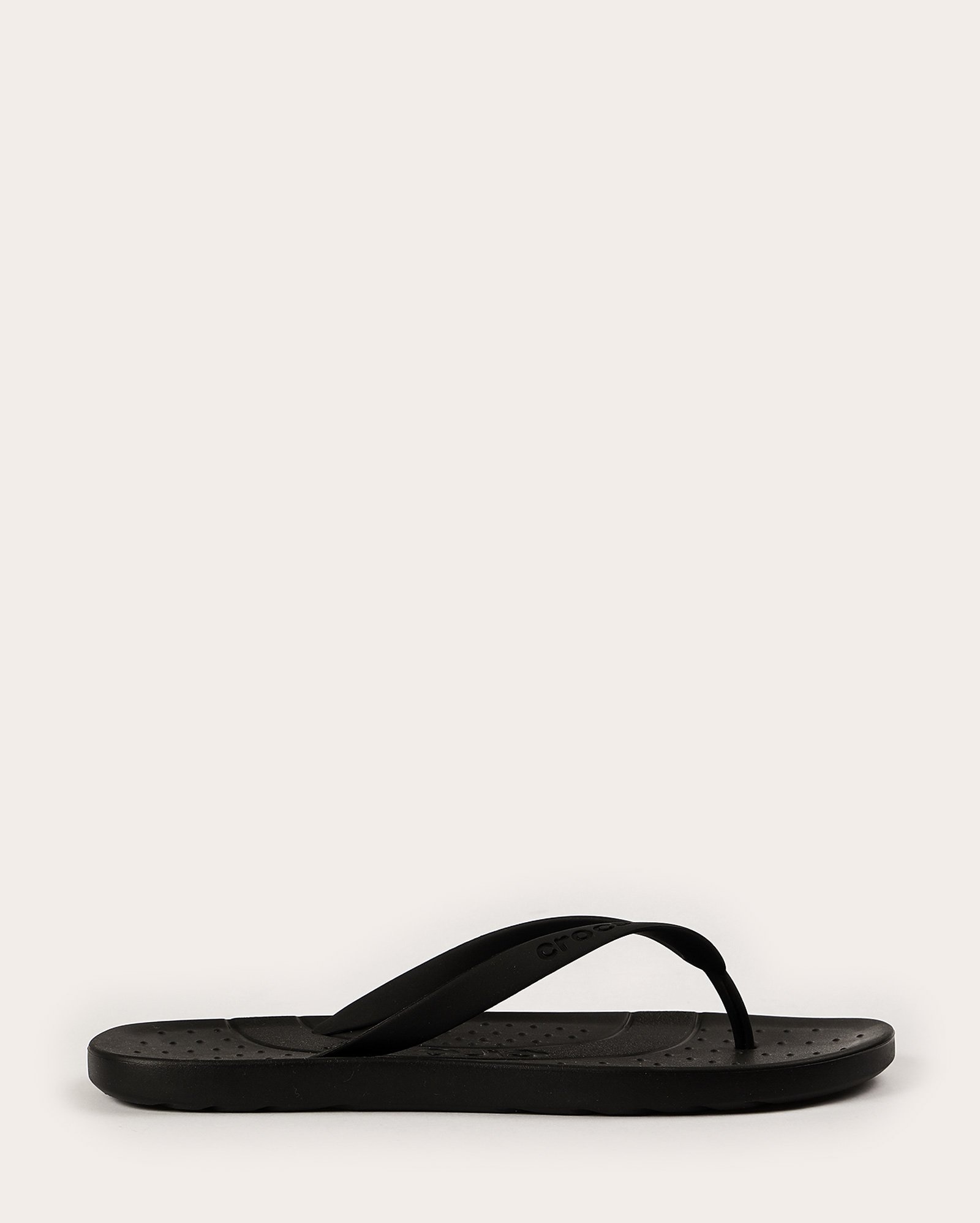 Chinelo feminino com furos e relevo flip - Preto | Crocs