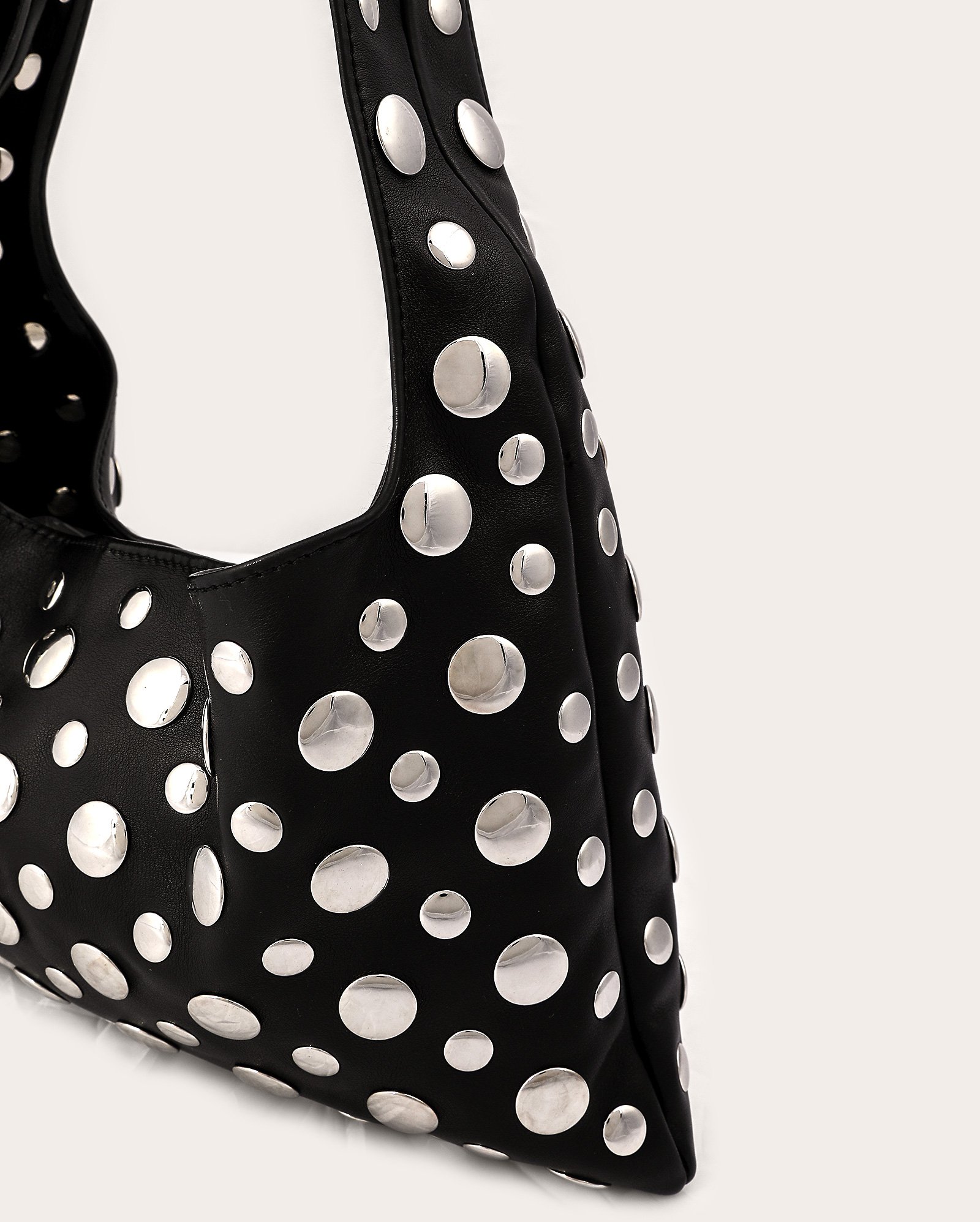 Bolsa feminina hobo com tachas - Preto