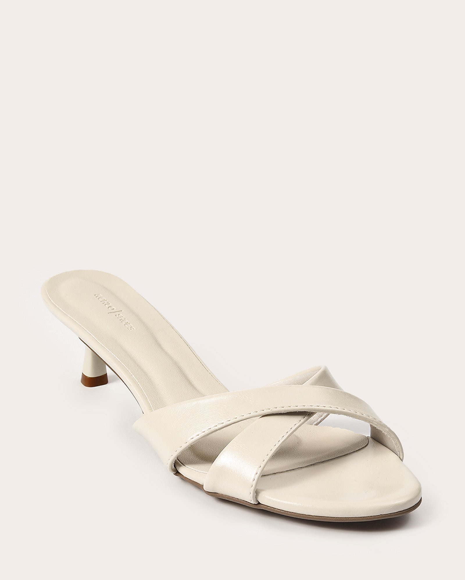 Tamanco salto fino com tiras cruzadas de dedo - Off White - Bt