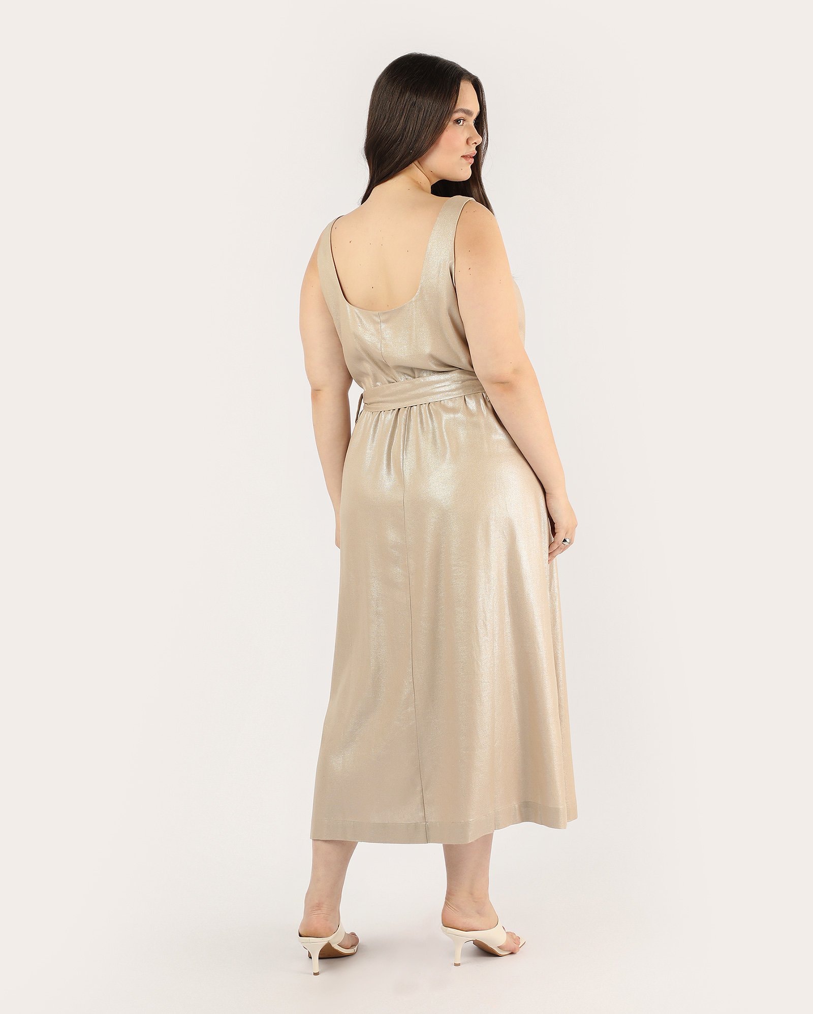 Vestido midi plus size em viscolinho metalizado com faixa - bege — foto 4