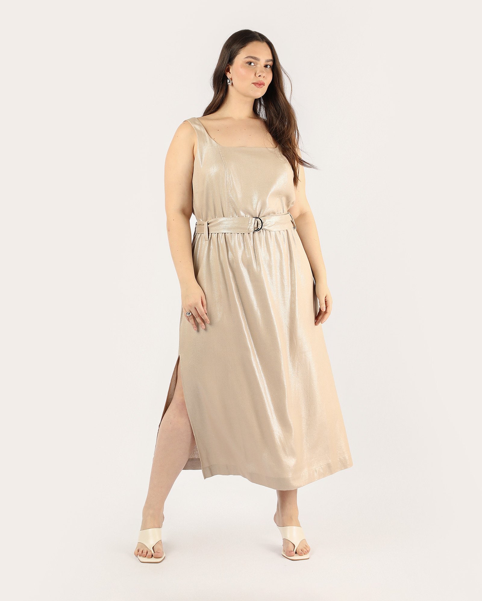 Vestido midi plus size em viscolinho metalizado com faixa - bege