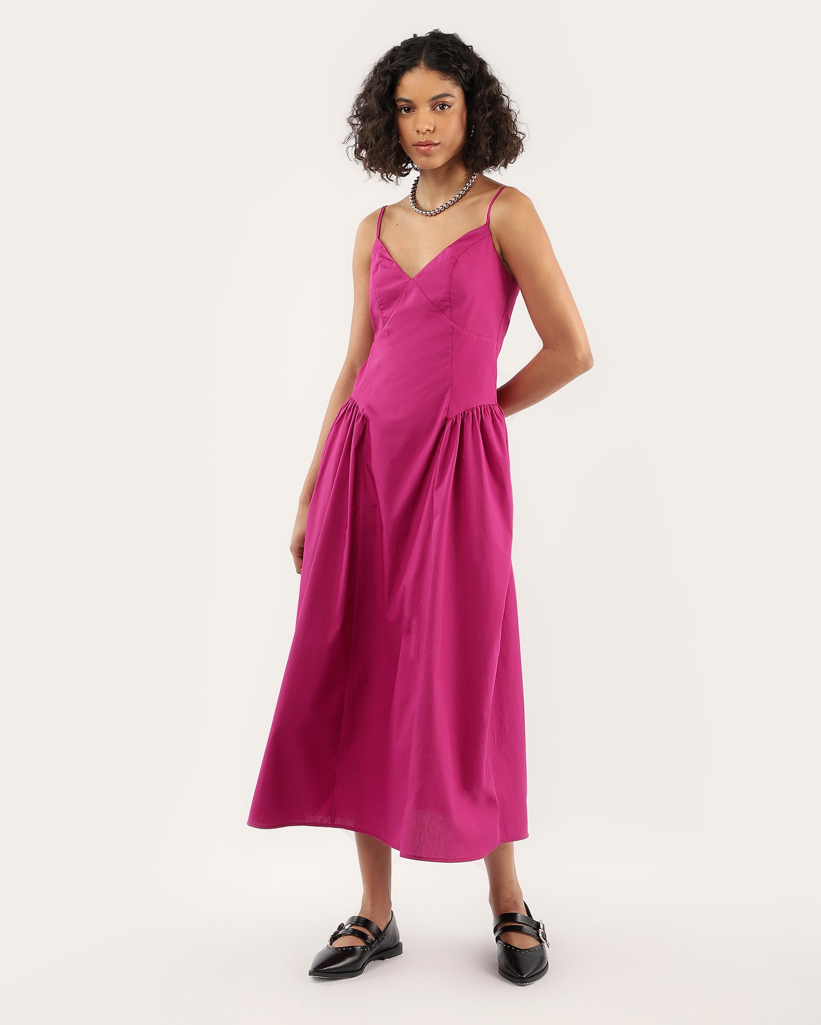 Vestido midi em malha com alças finas e anquinhas rosa