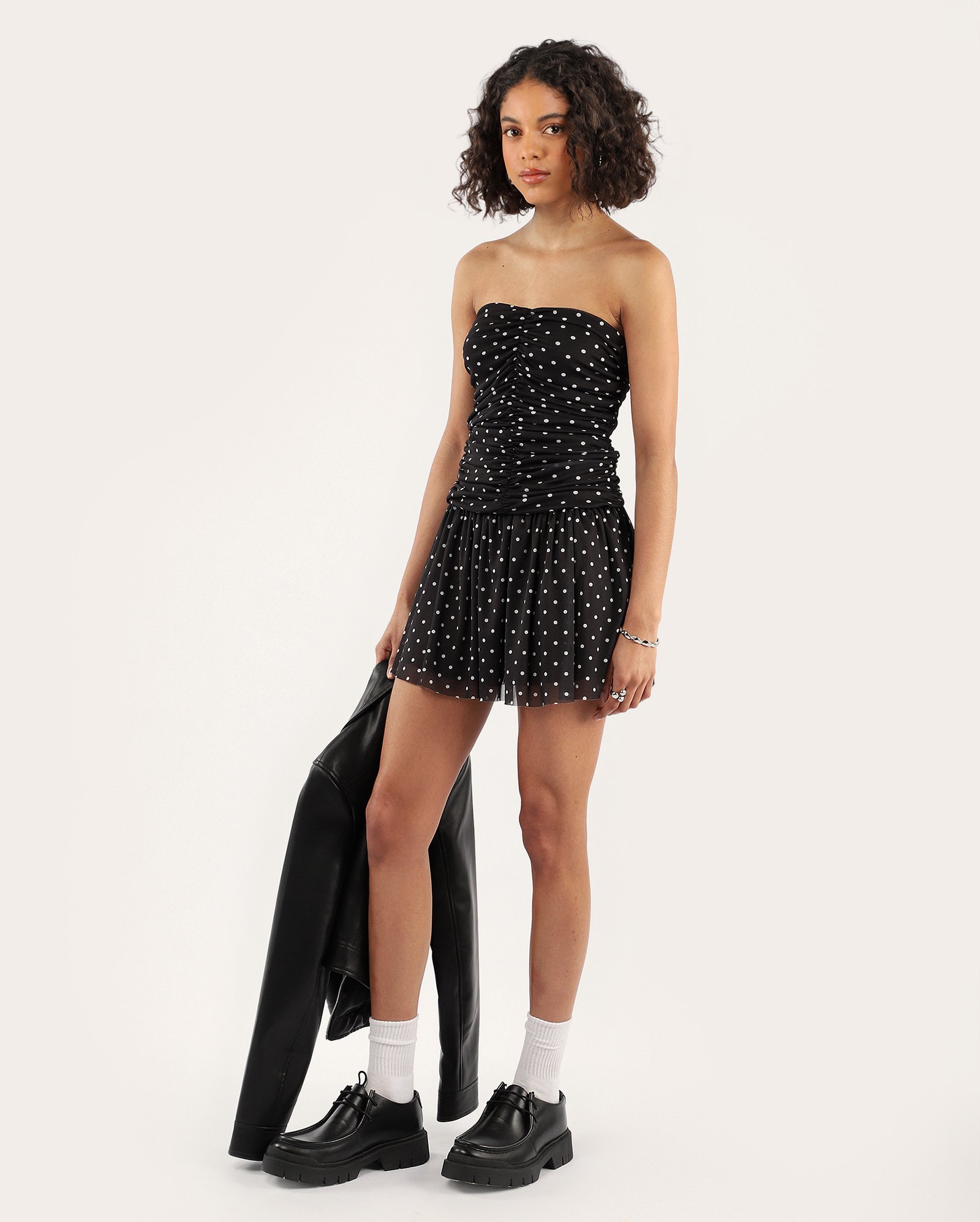 Vestido curto evasê strapless em tule poá preto | Pool