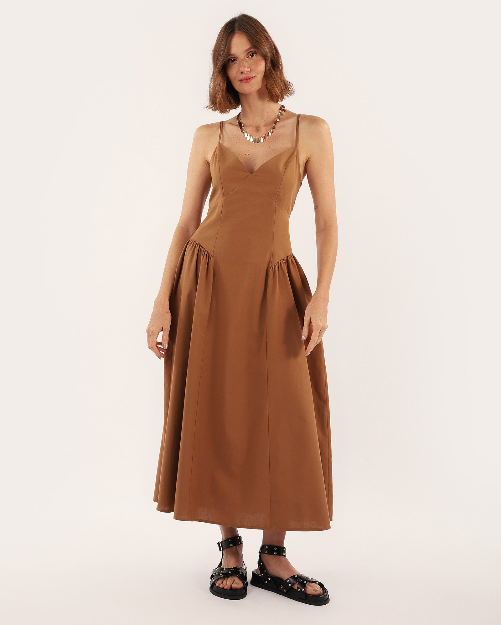 Vestido midi com alças finas e anquinhas marrom