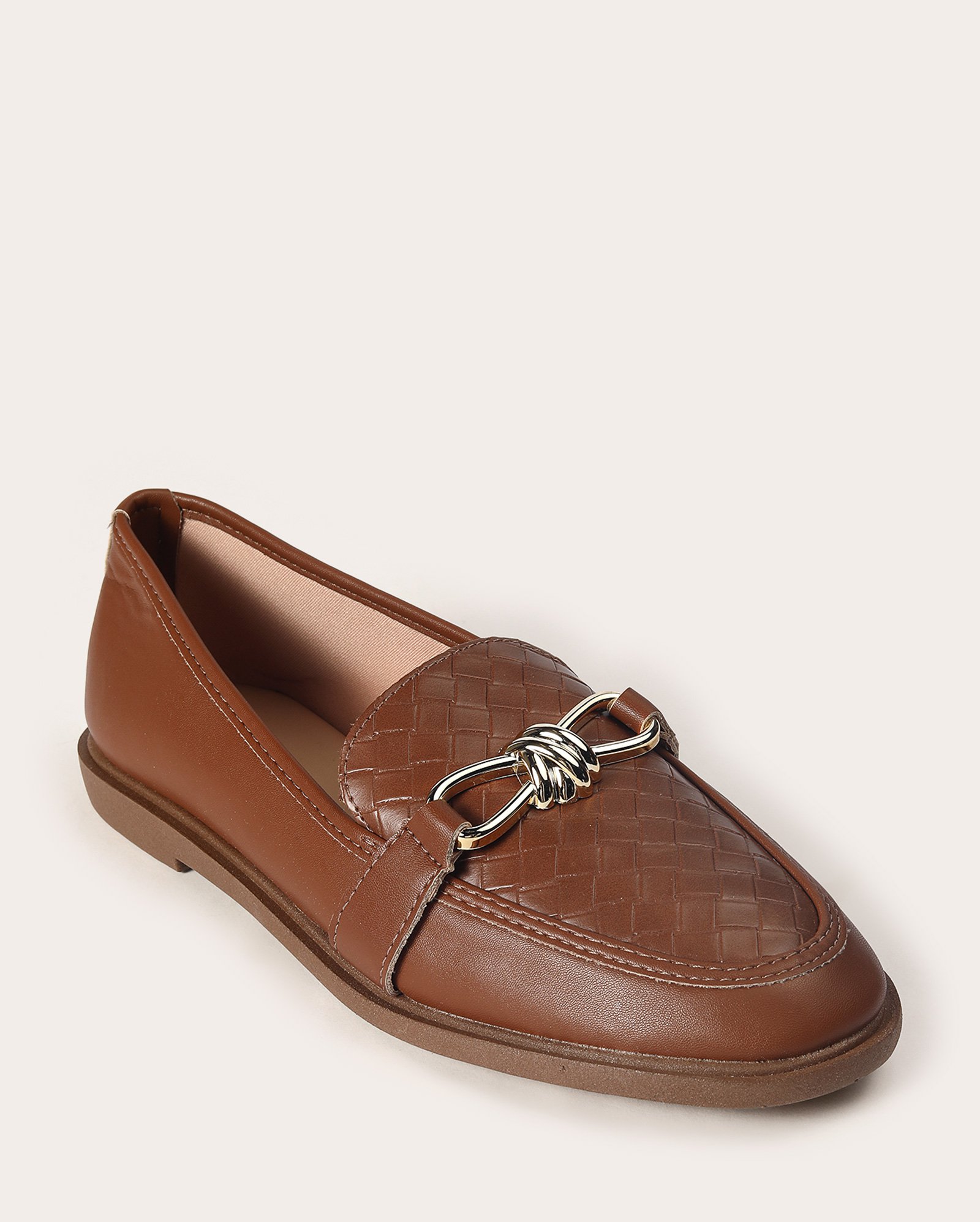 Mocassim feminino texturizado bridão metálico marrom