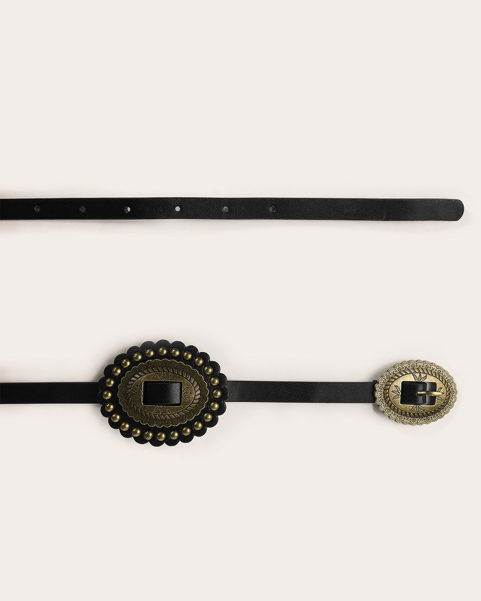 Cinto feminino com medalhões e tachas metálicas  - Preto