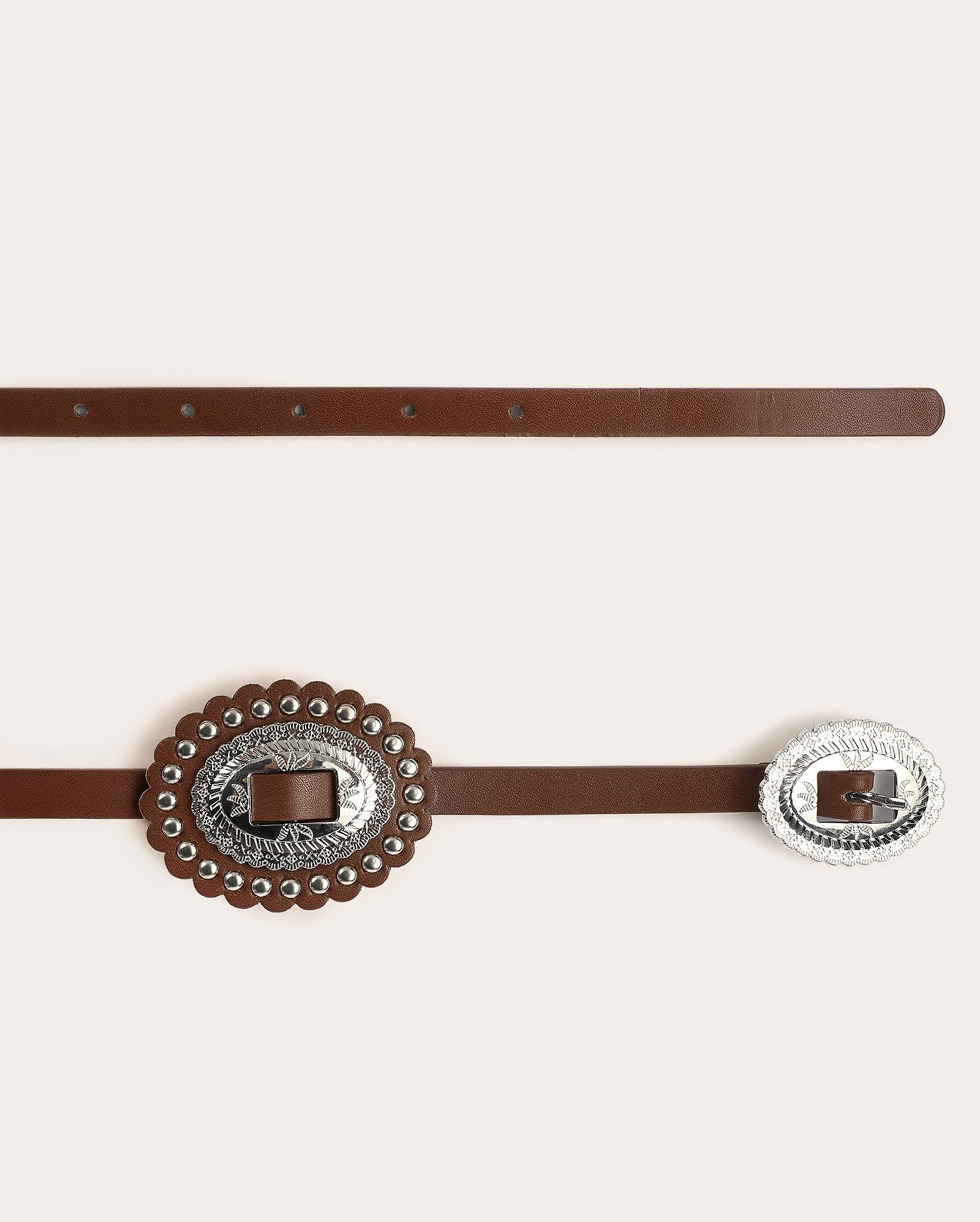 Cinto feminino com medalhões e tachas metálicas  - Marrom