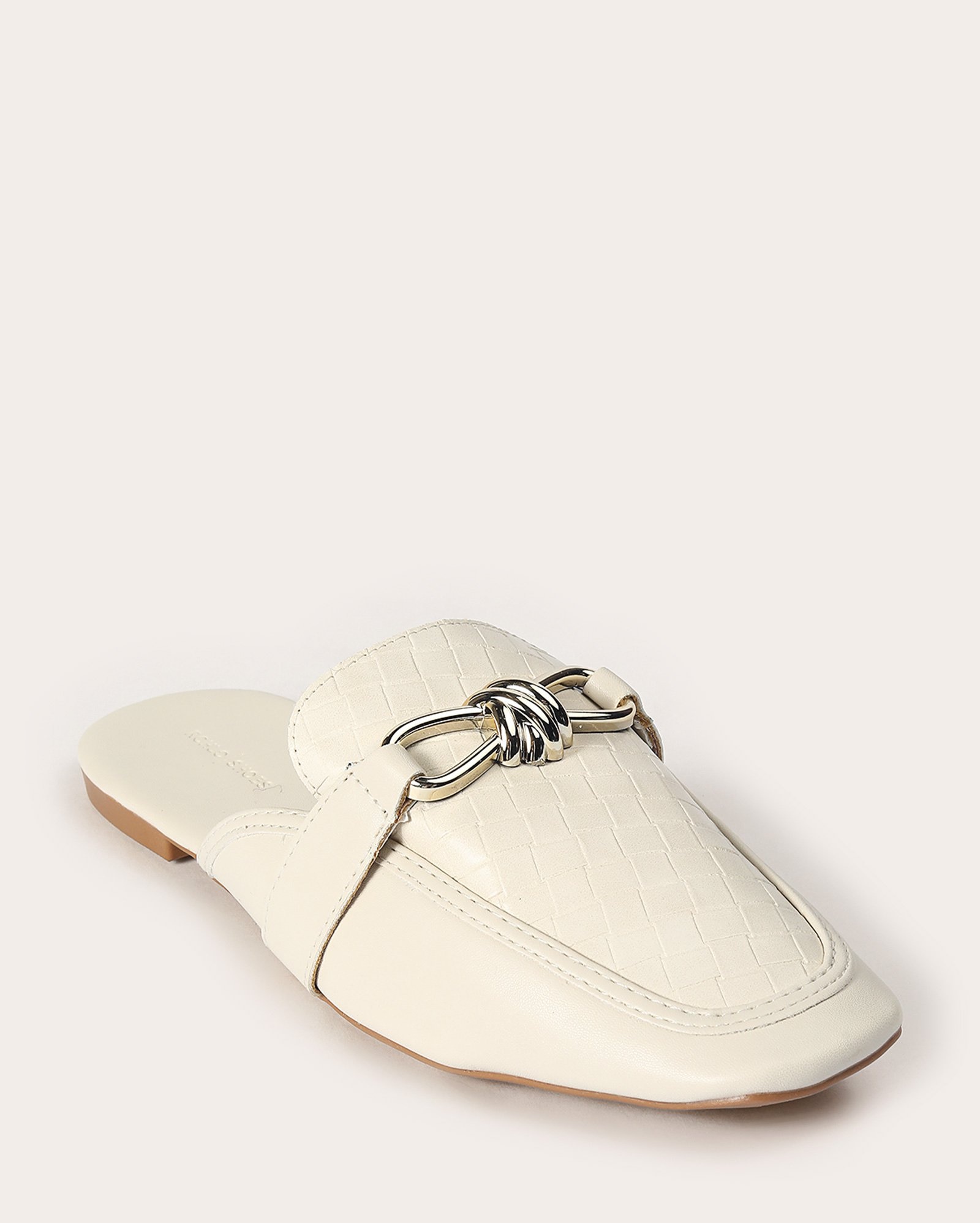 Mocassim feminino com bridão texturizado - Off-white