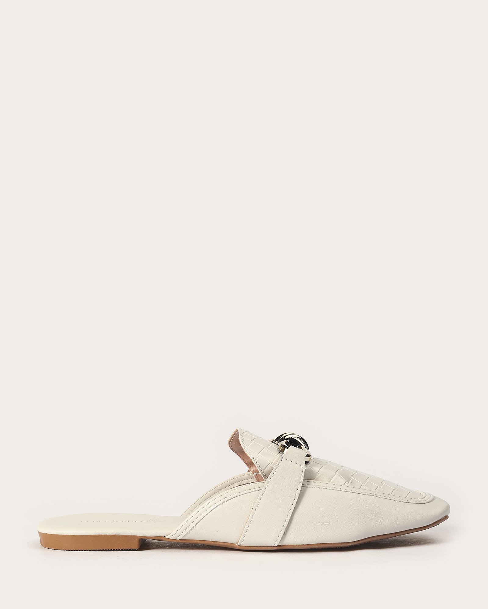 Mocassim feminino com bridão texturizado off-white